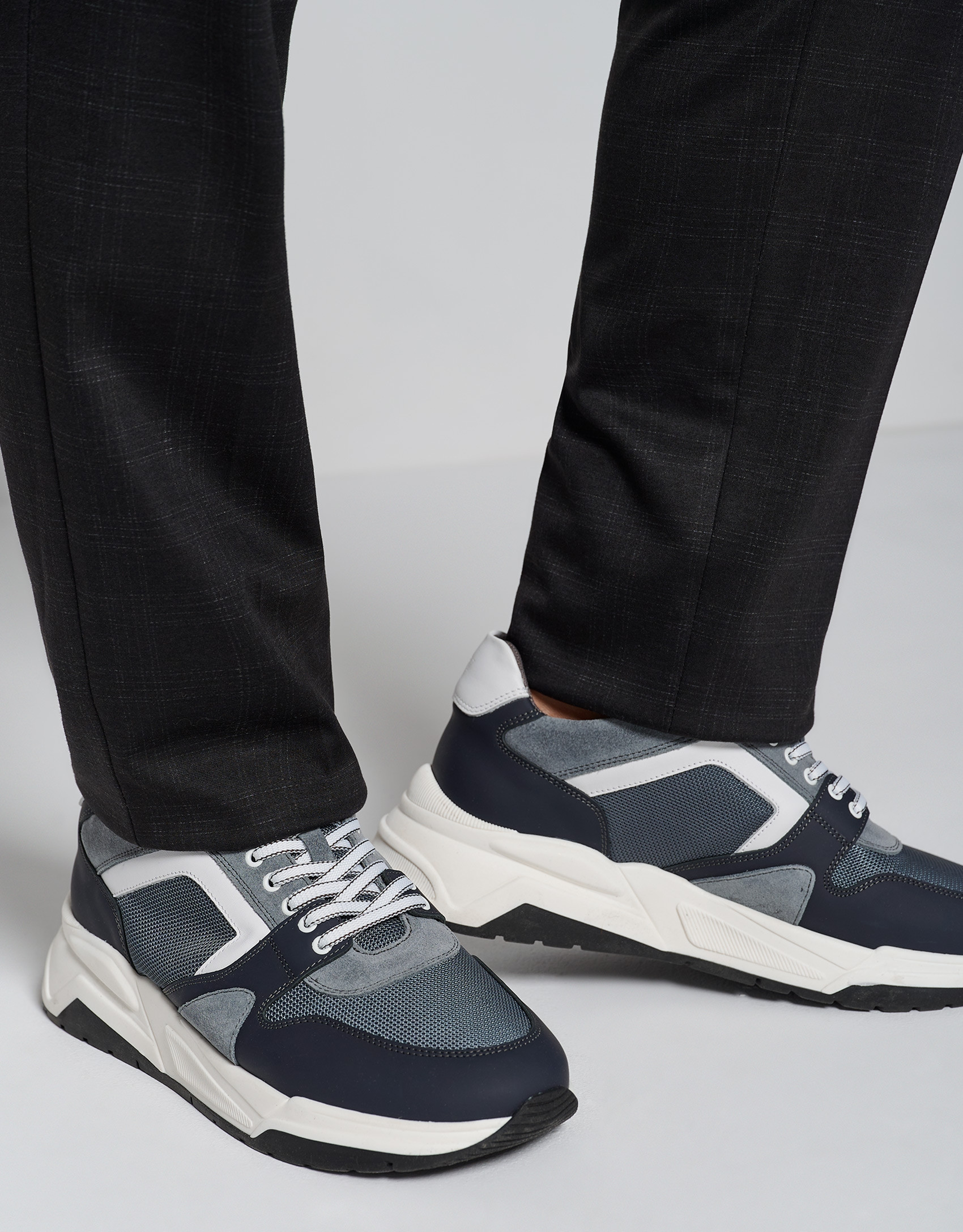 Deportiva estilo runner gris con suela track | Roberto Verino