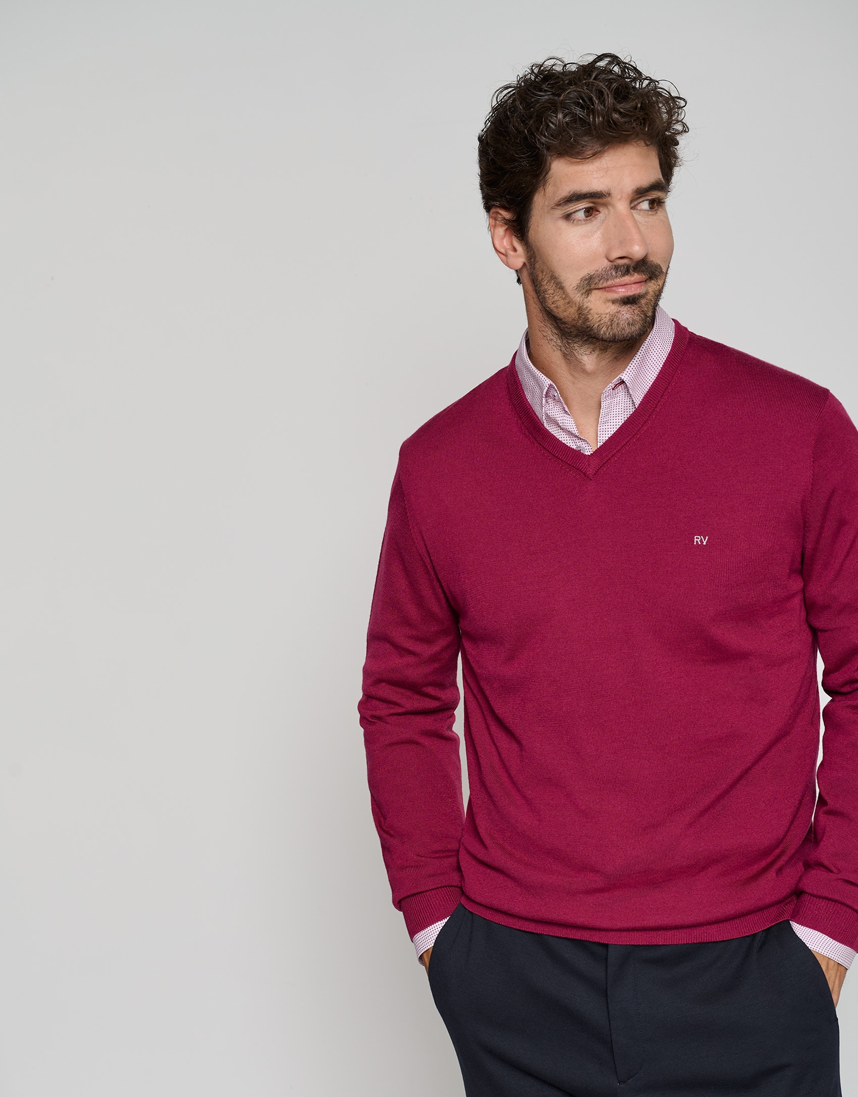 Jersey cuello pico color ciruela