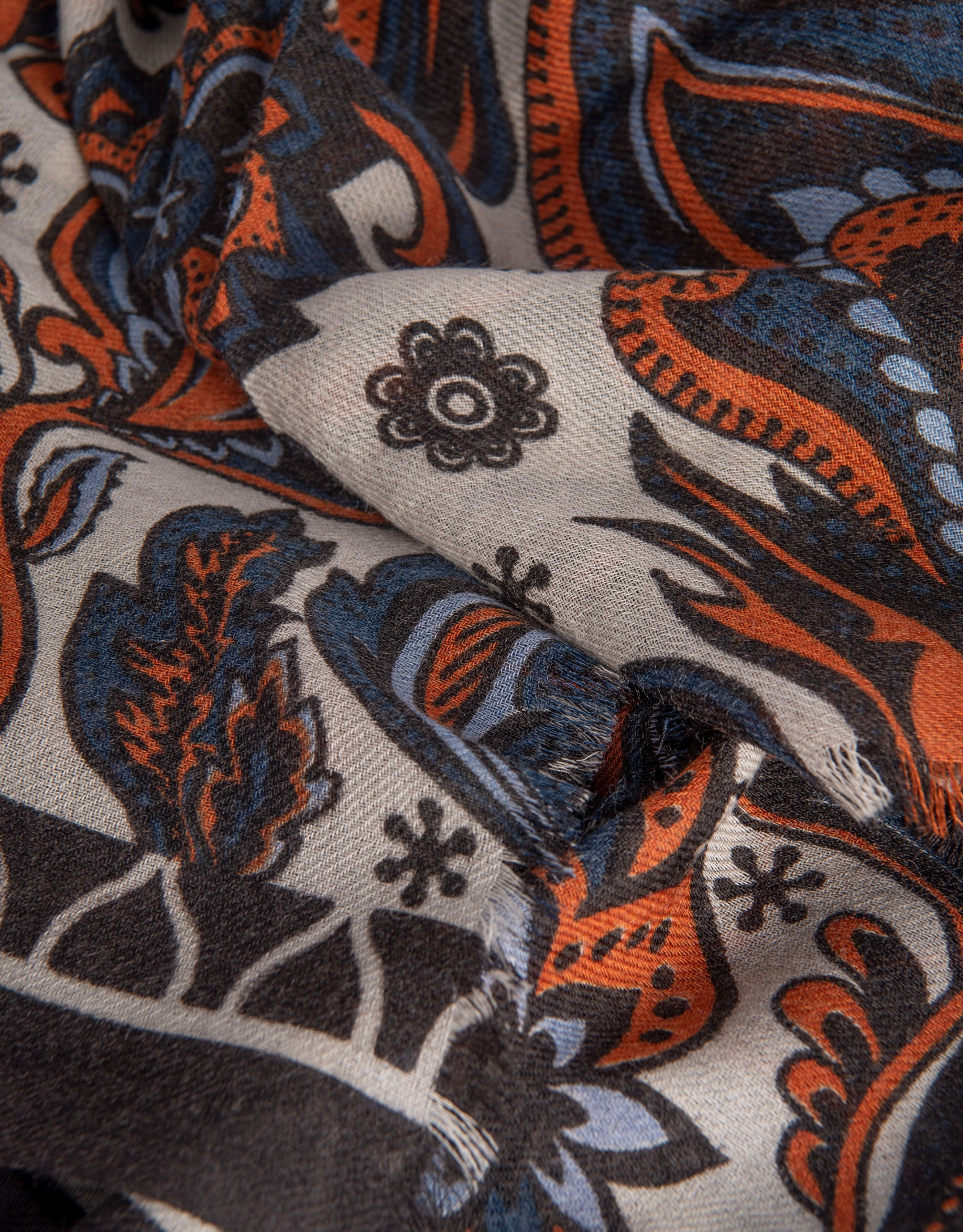 Fular crudo estampado paisley tonos azul/naranja/marrón
