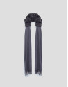 Fular gris oscuro combinado con cuello suave