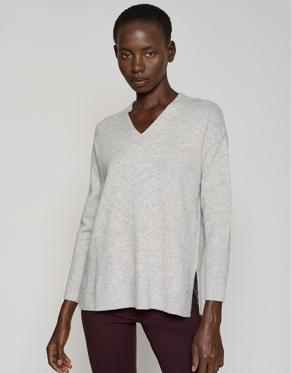 Long light gray sweater with V-neck - Woman | Roberto Verino