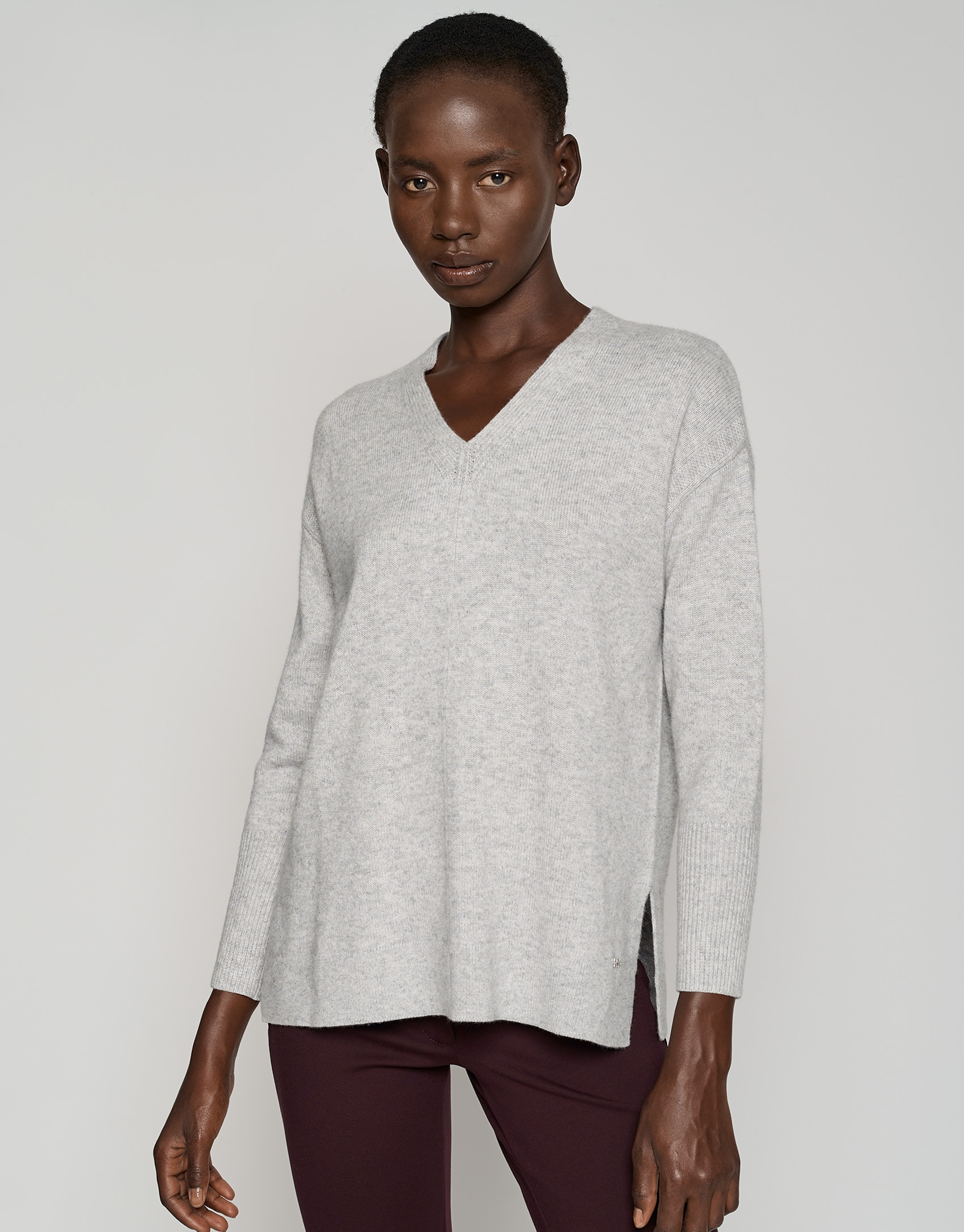 Jersey largo escote pico gris claro - Mujer | Roberto Verino