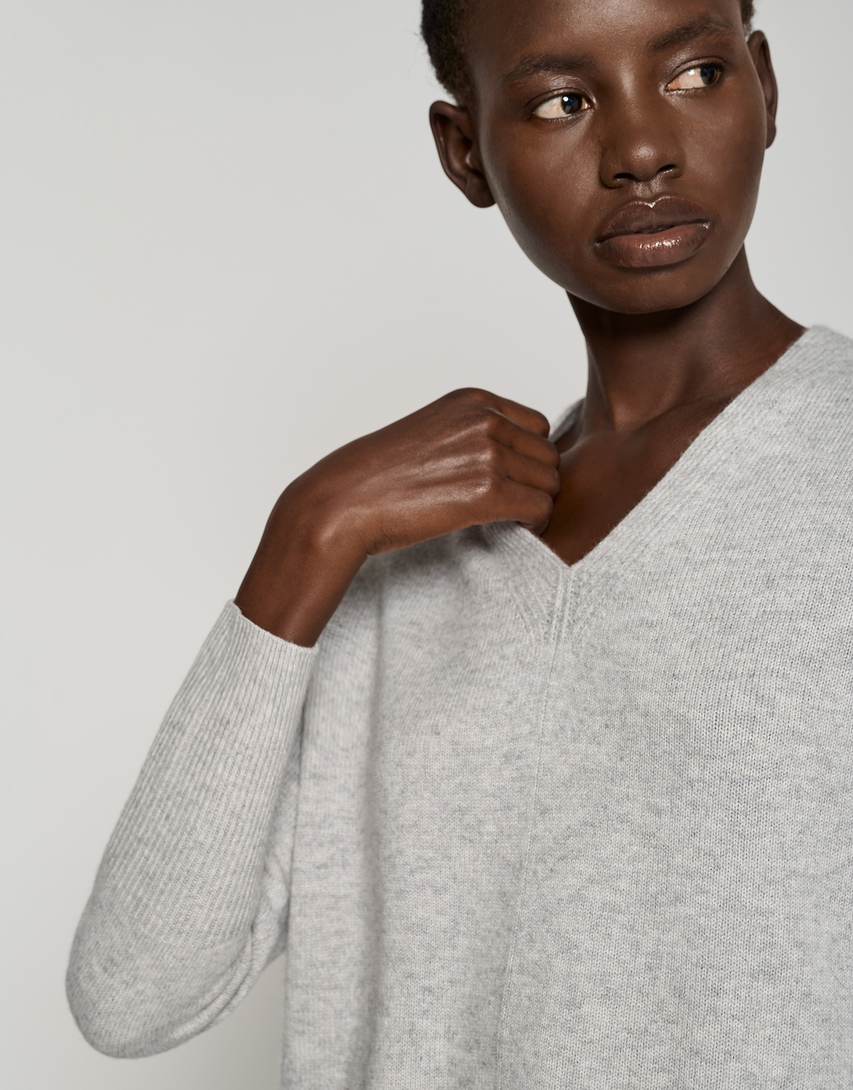 Jersey largo escote pico gris claro - Mujer | Roberto Verino