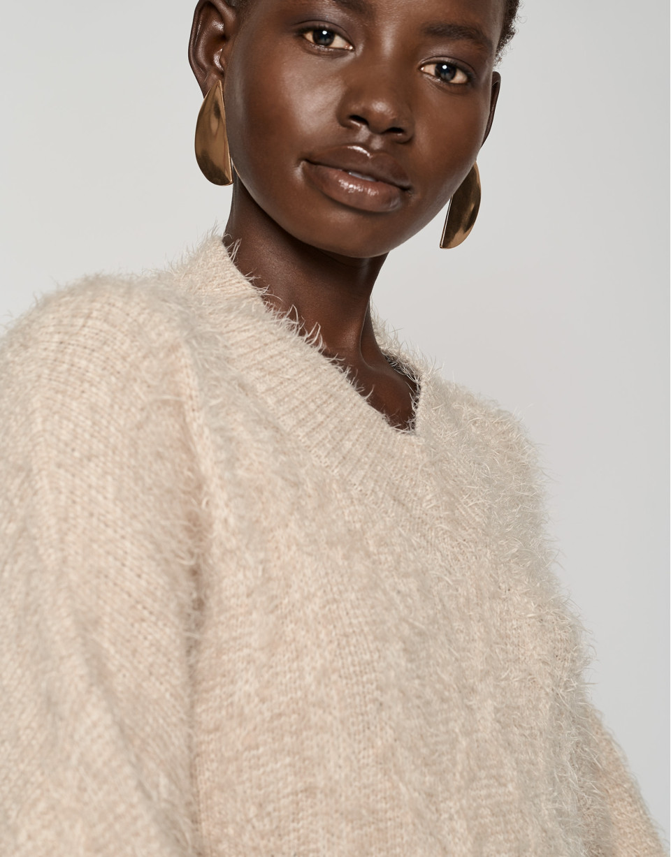 Camel oversize plush sweater - Woman - AW2023 | Roberto Verino