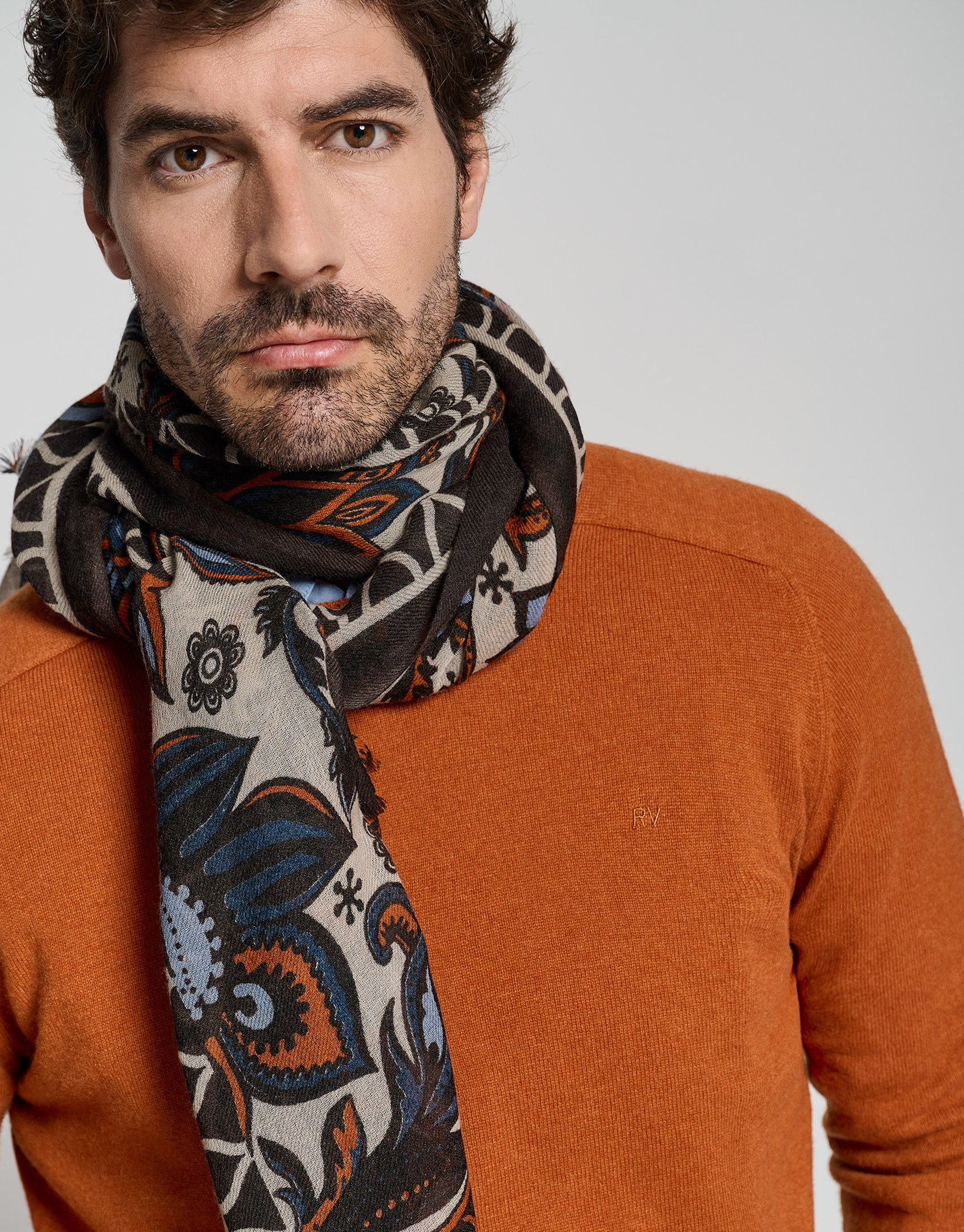 Fular crudo estampado paisley tonos ... | Roberto Verino