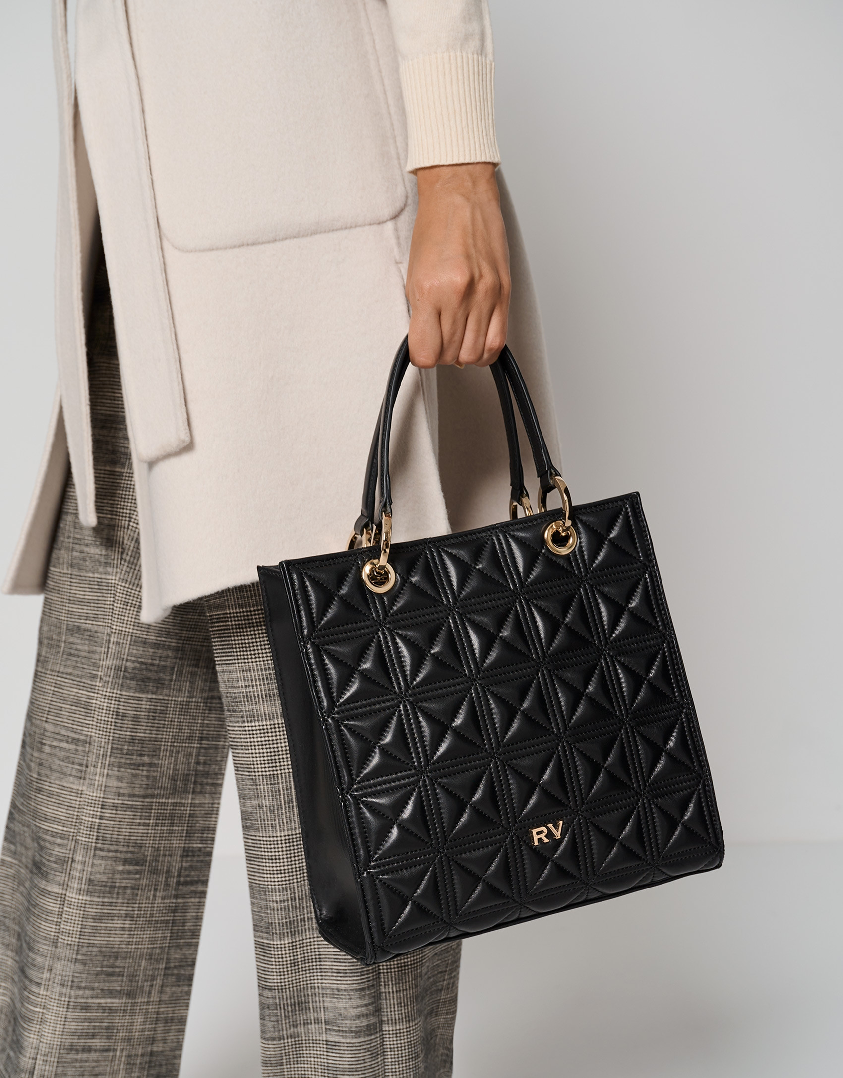 Bolso Satchel Maxi Linda piel acolchada negra | Roberto Verino