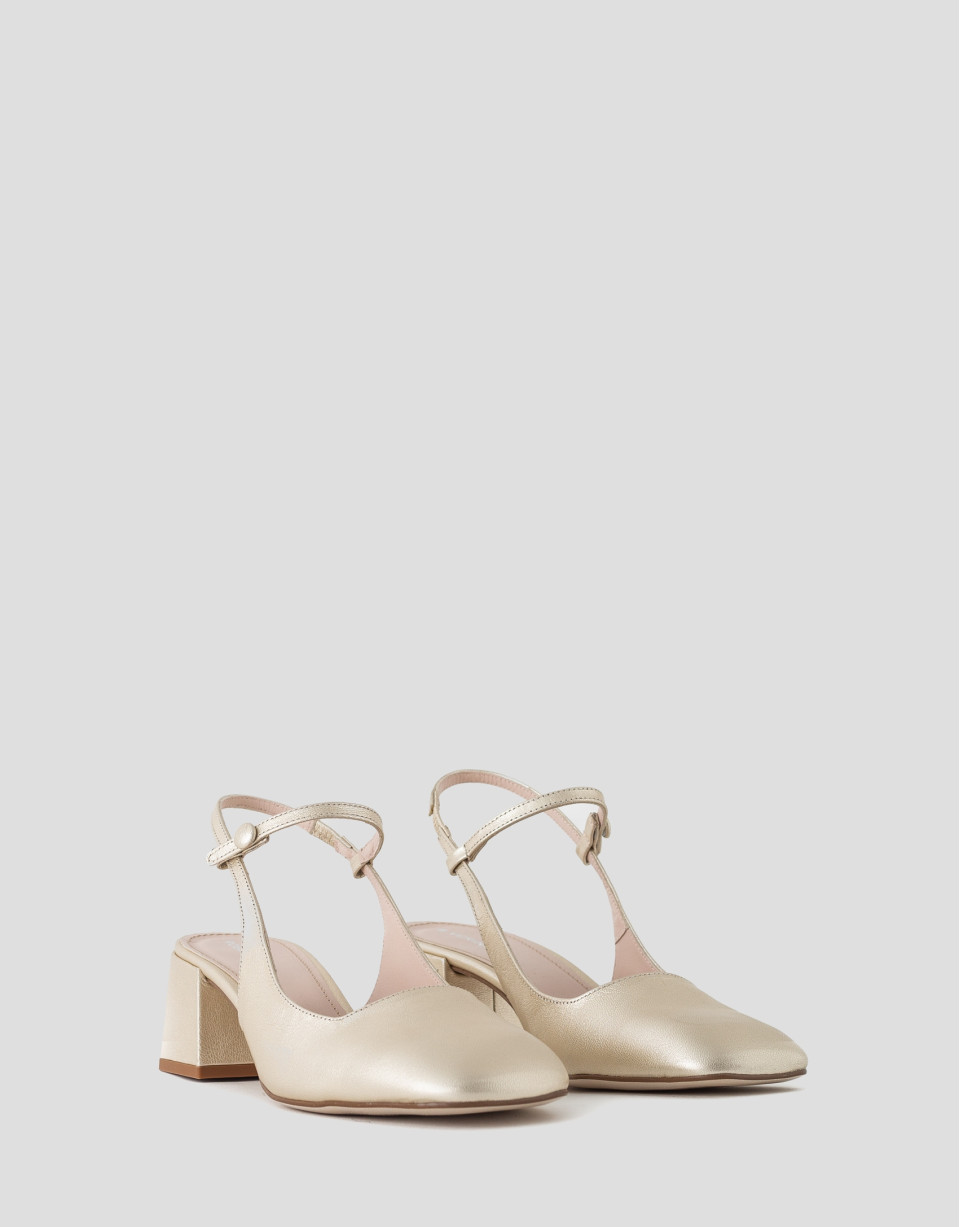Gold leather shoes with medium square heel