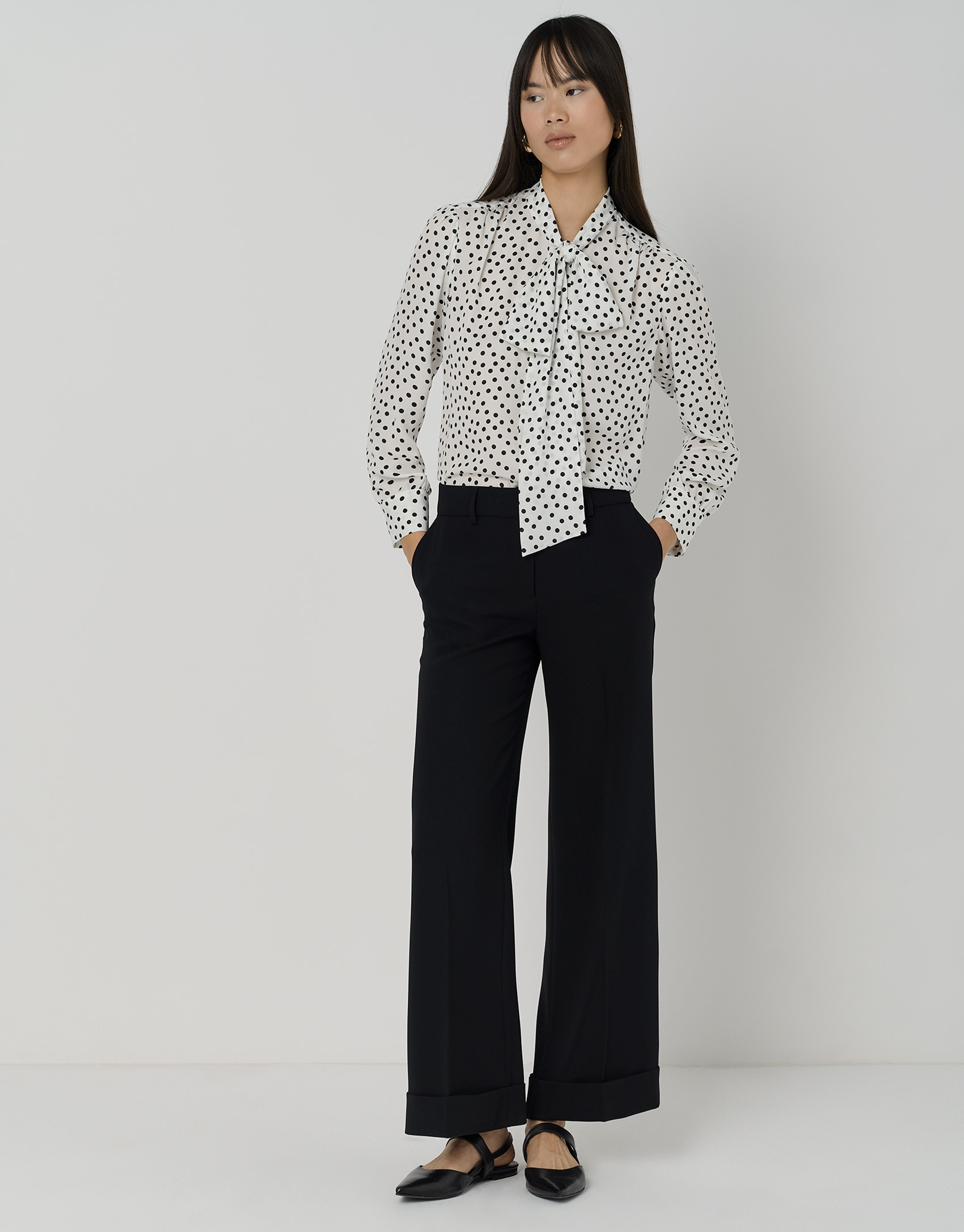 Blusa con lazada estampada topos blanco y negro | Roberto Verino