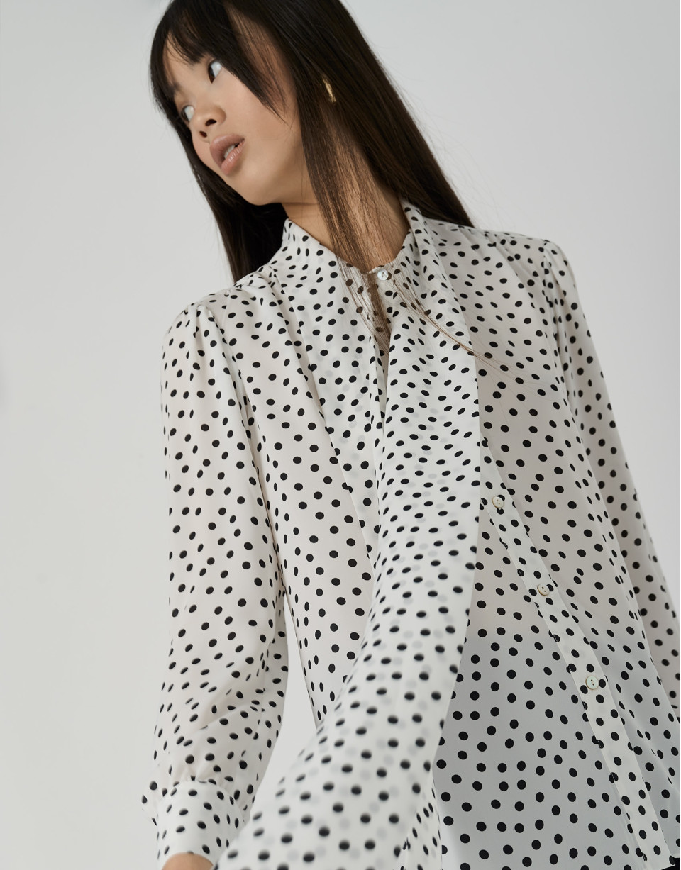 Blusa con lazada estampada topos blanco y negro | Roberto Verino
