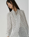 Blusa con lazada estampada topos blanco y negro | Roberto Verino