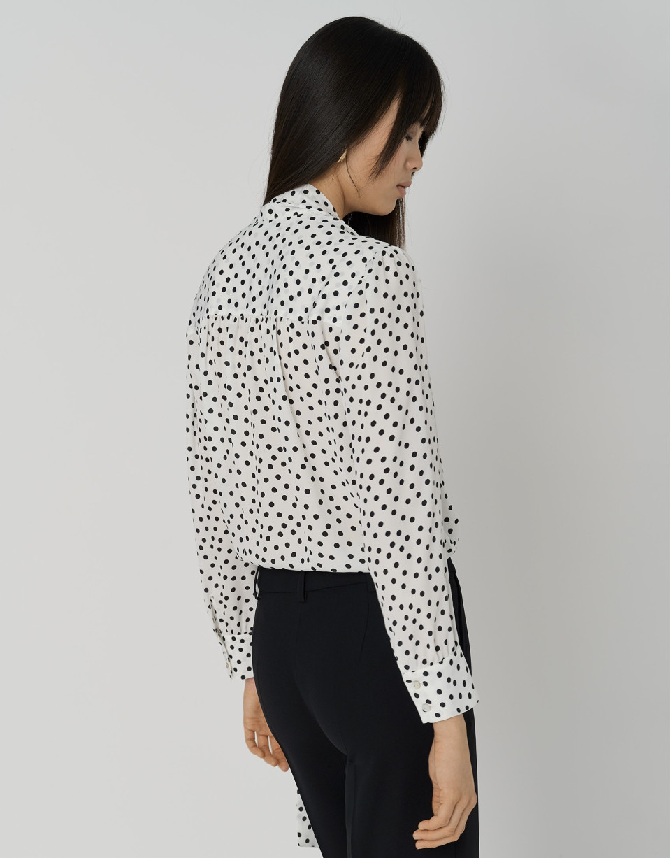Blusa con lazada estampada topos blanco y negro | Roberto Verino