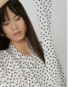 Blusa con lazada estampada topos blanco y negro | Roberto Verino