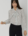 Blusa con lazada estampada topos blanco y negro | Roberto Verino