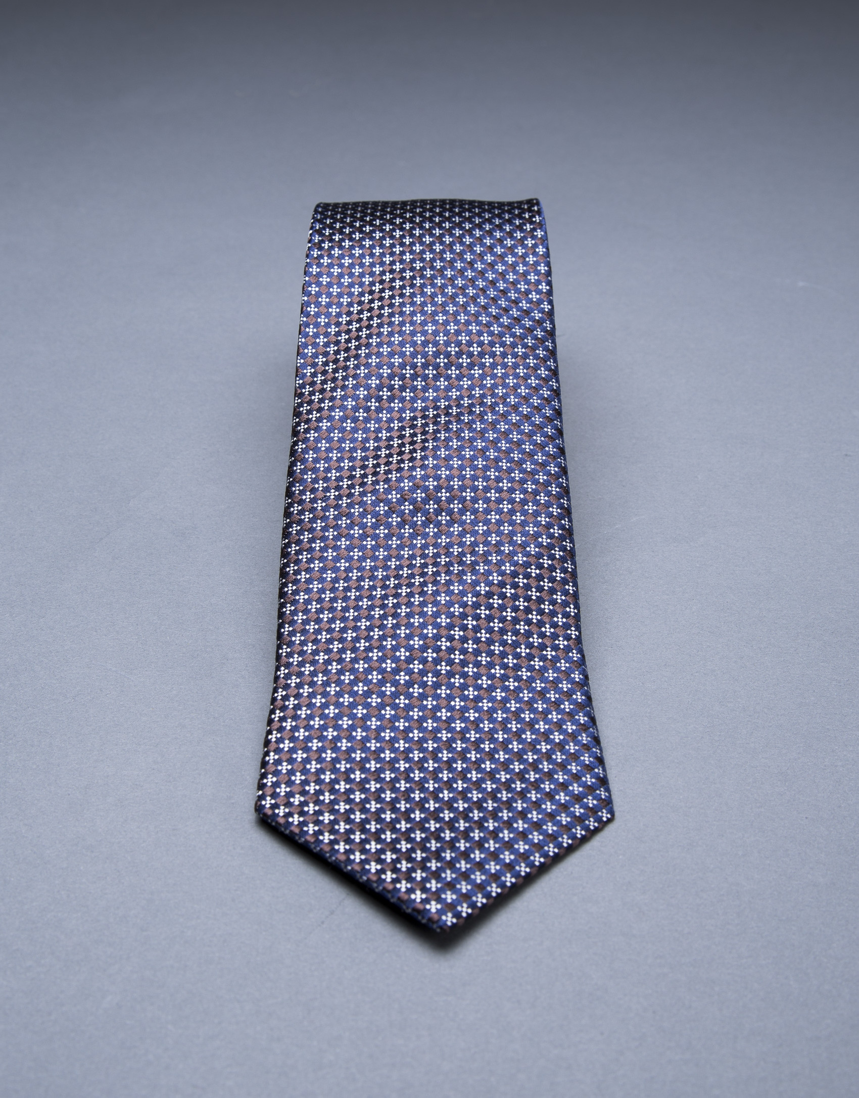 Multi-color motif tie 