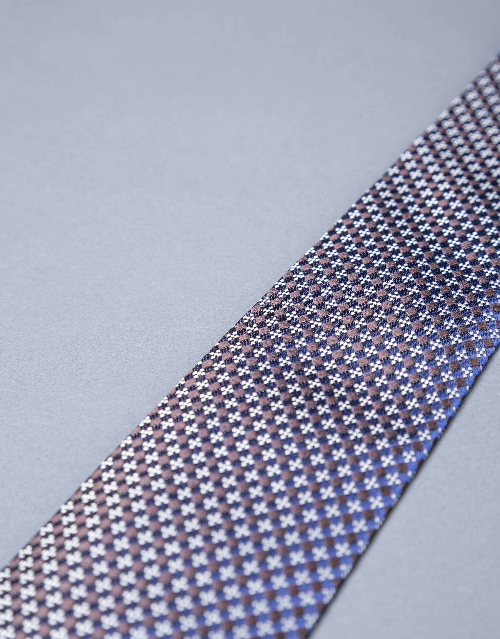 Multi-color motif tie 