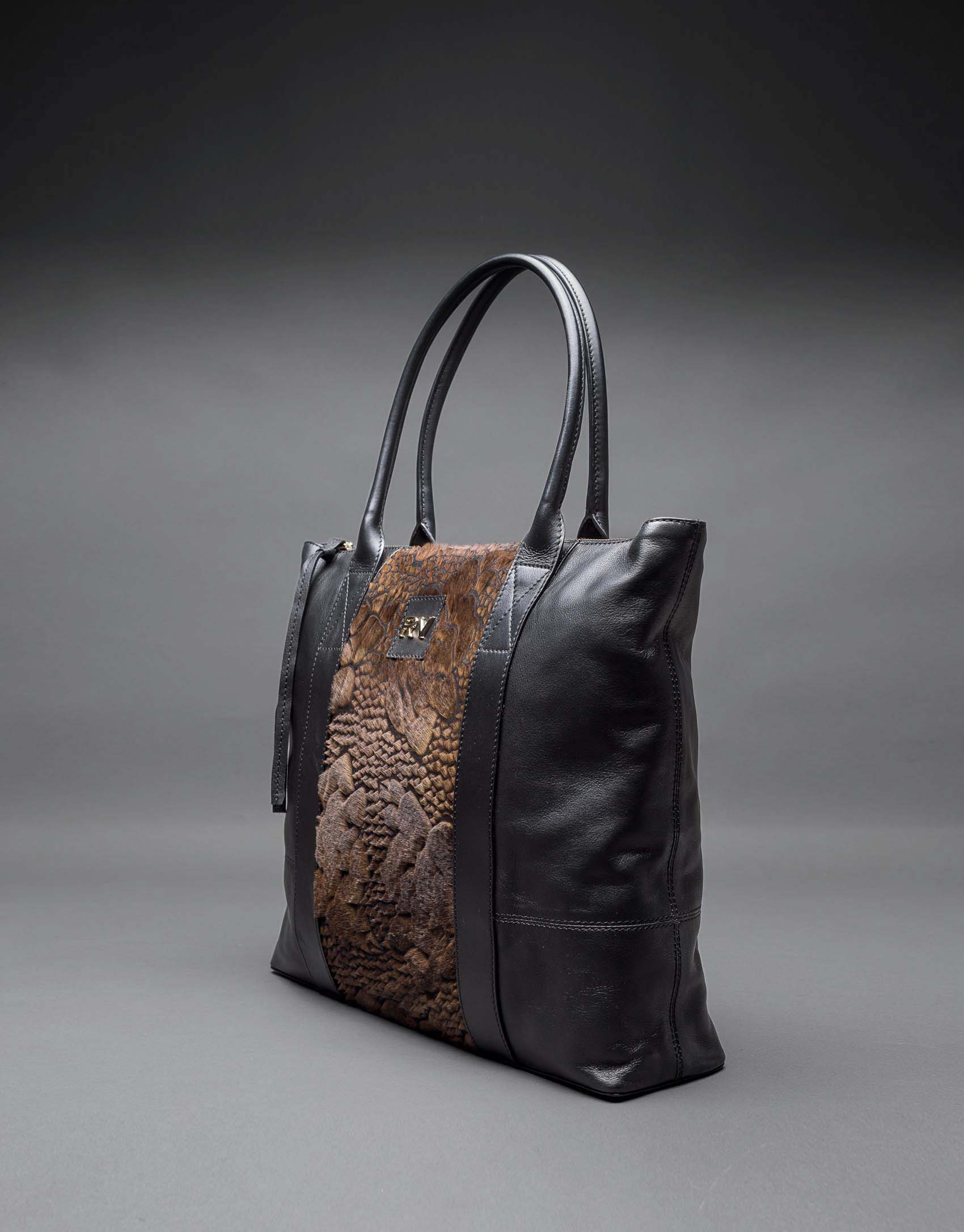 Bolso Orlando Soft en napa negra y pelo troquelado fastasía flor en tostados