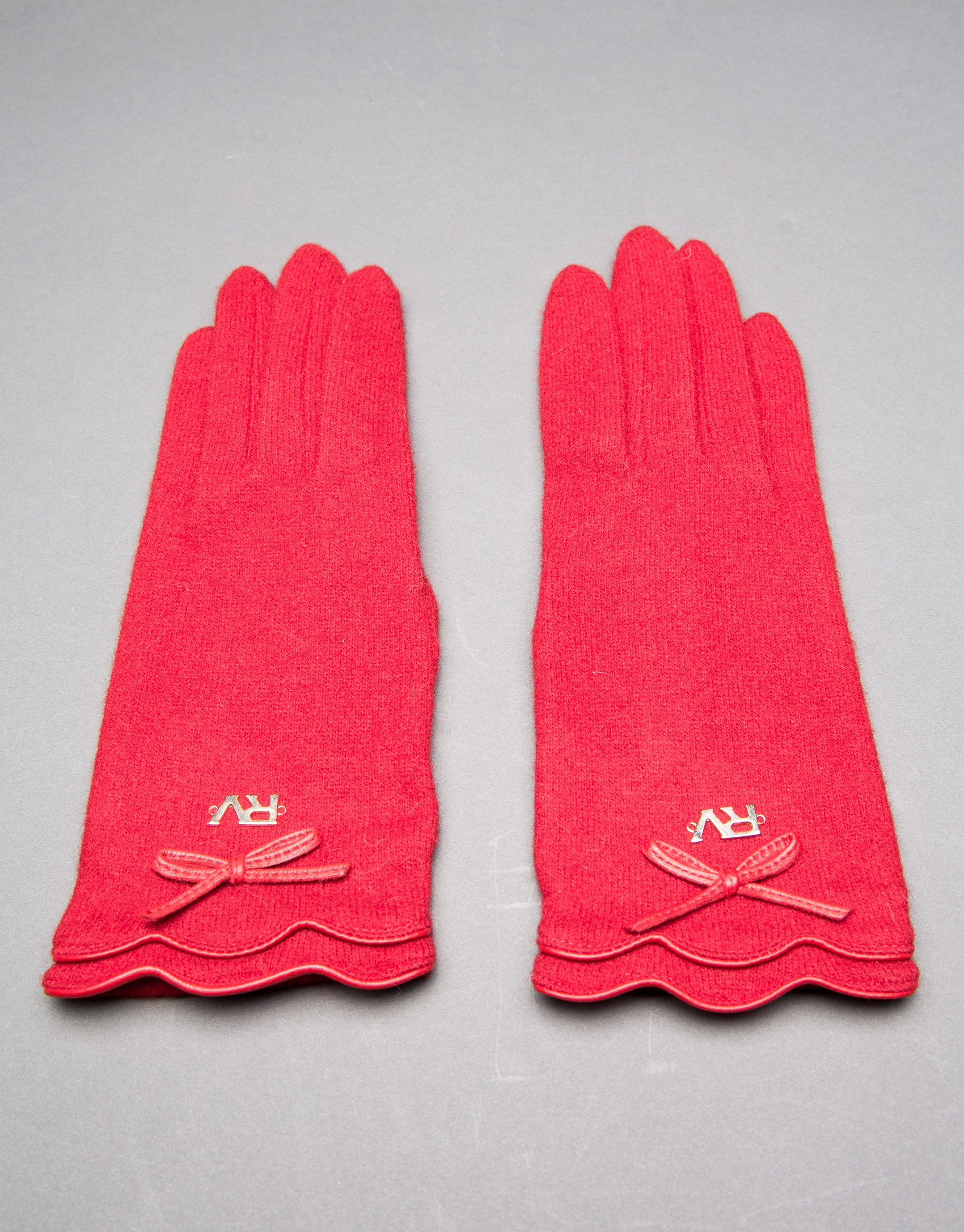 Knit gloves with trimming and brown leather bow 