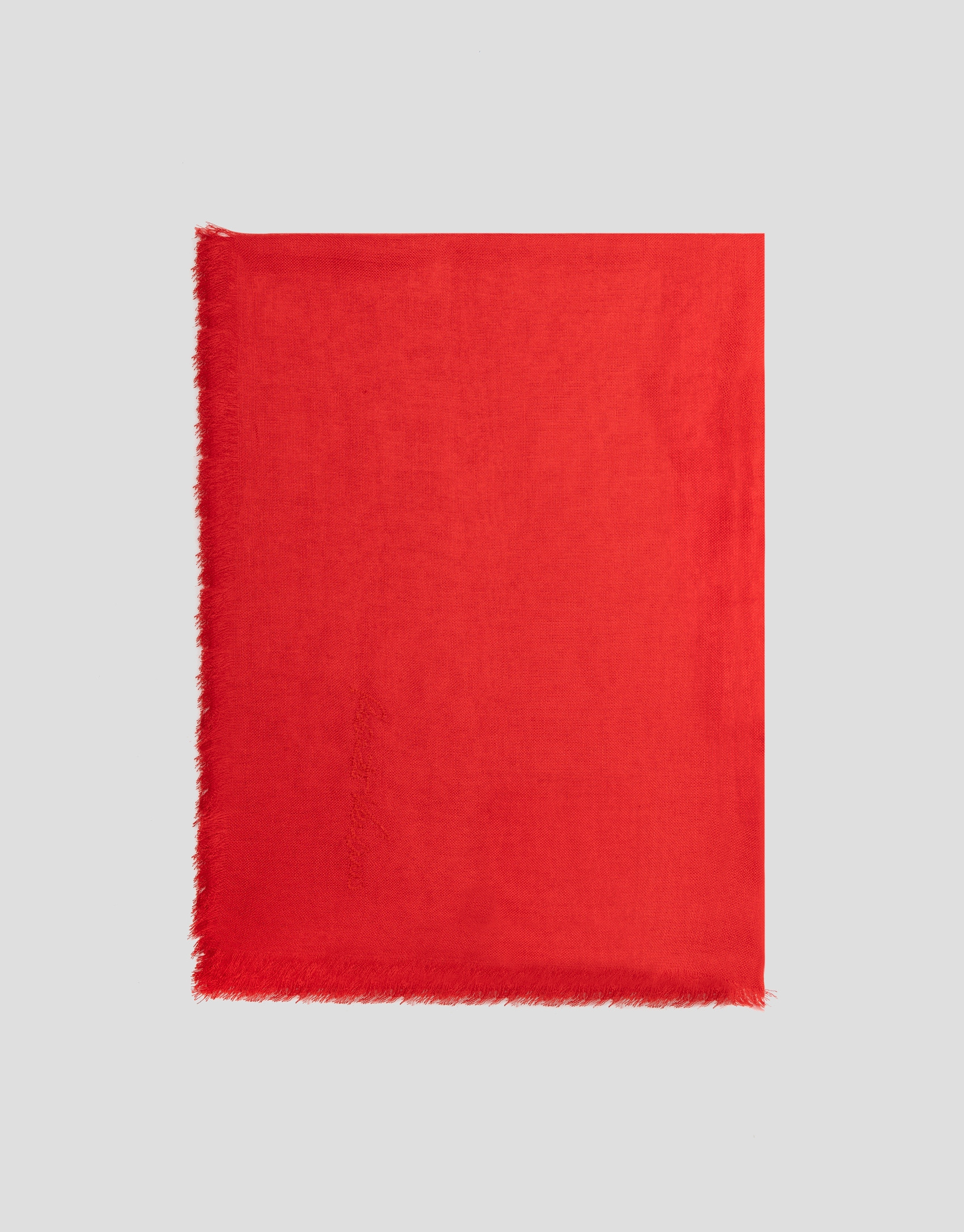 Fular modal rojo con logo bordado a mano