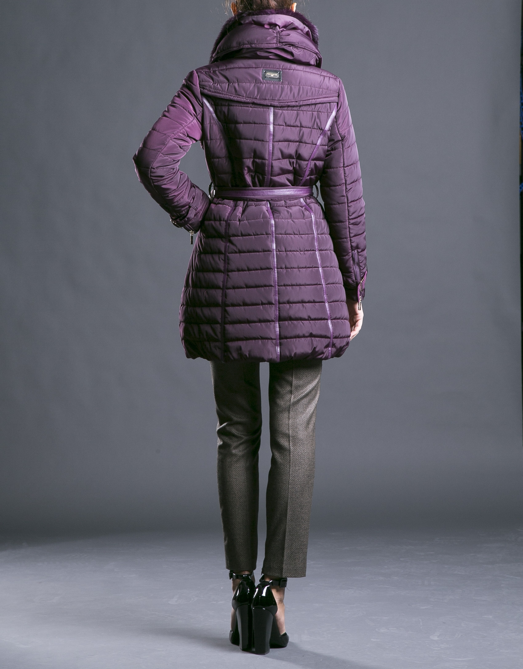Trench largo acolchado berenjena