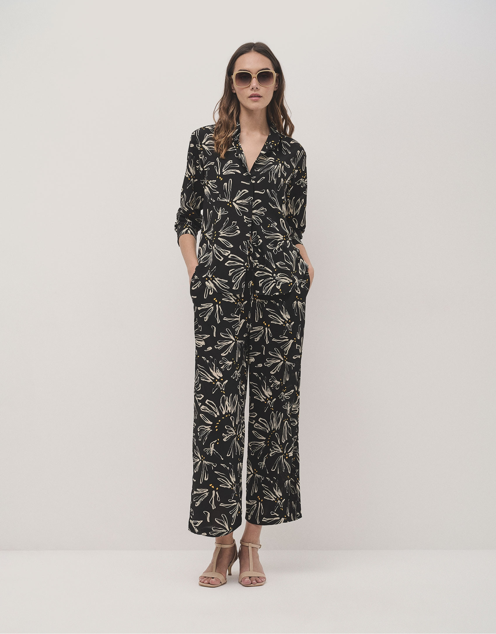 Pantalón palazzo negro estampado flores beige | Roberto Verino