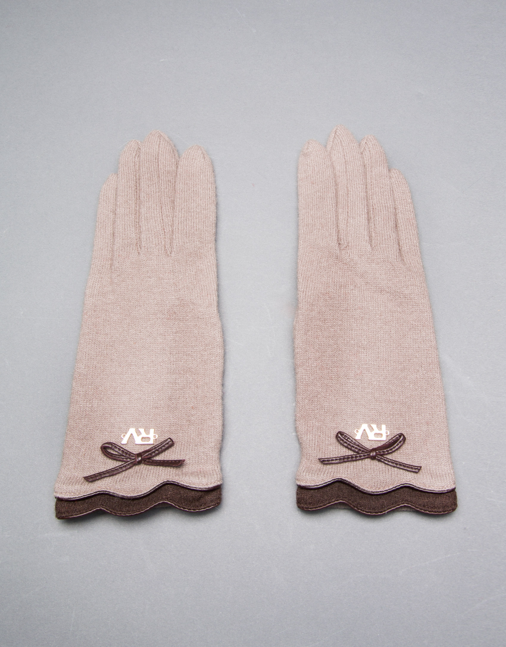 Knit gloves with trimming and brown leather bow 
