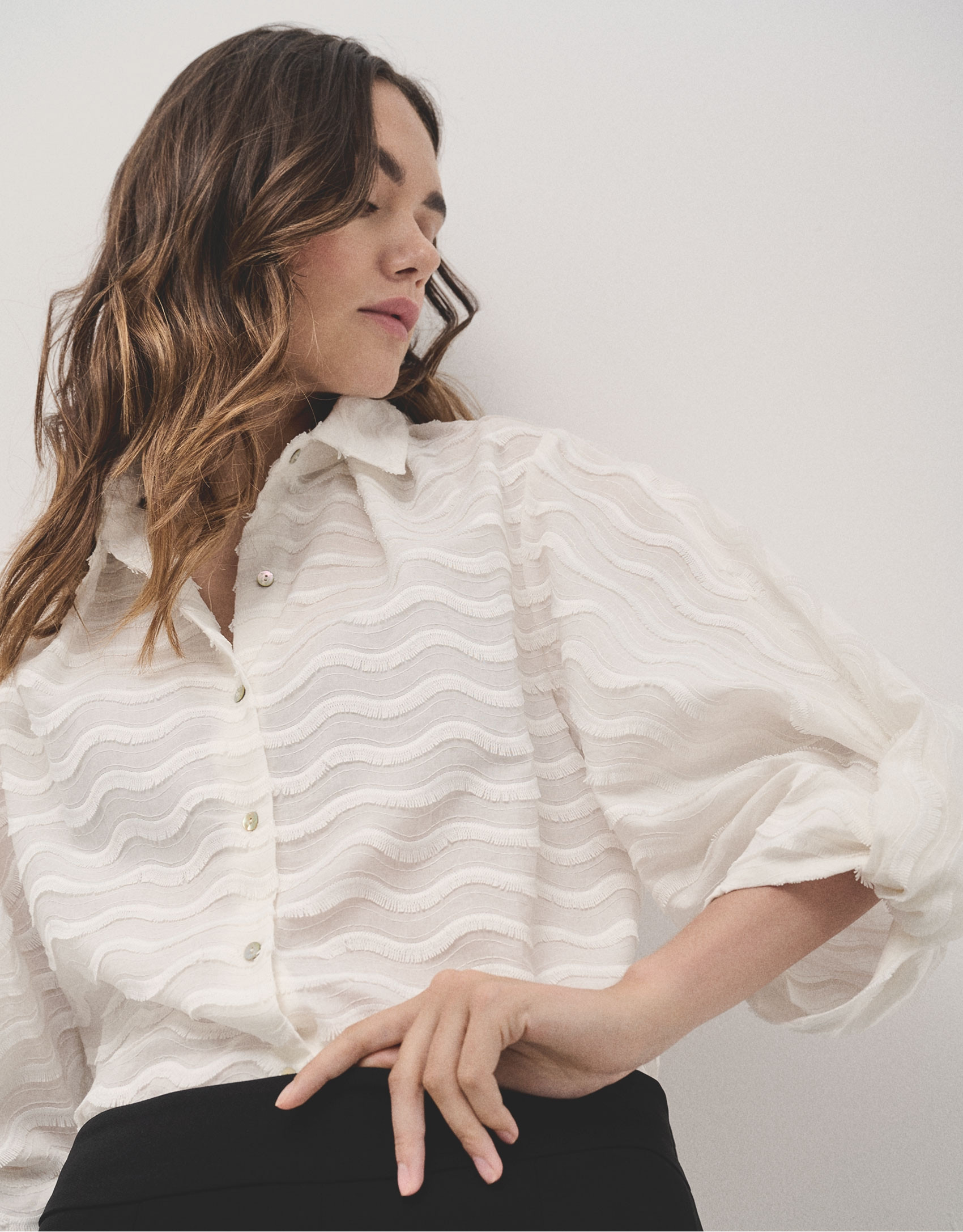 White oversize fil coupé blouse with waves | Roberto Verino