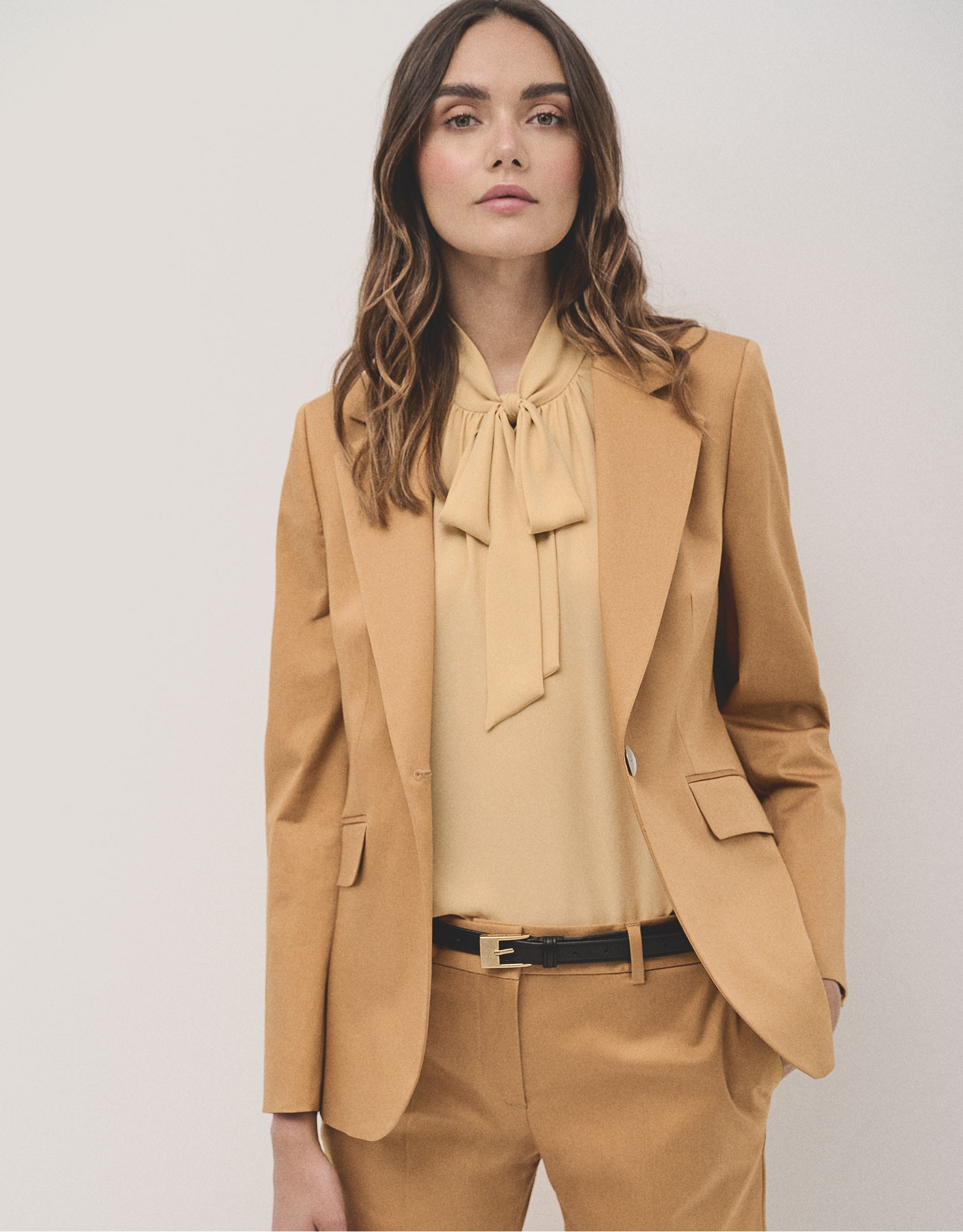 Mustard satin cotton suit jacket with one button | Roberto Verino