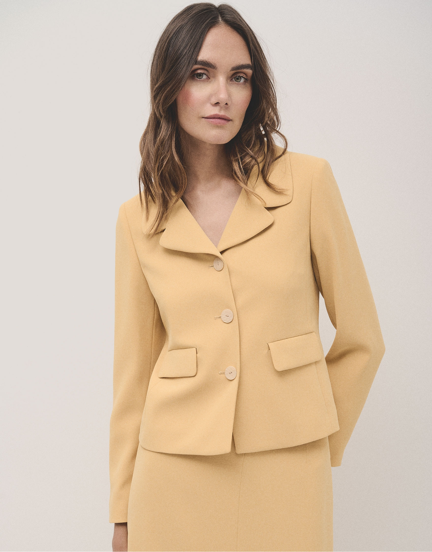 Chaqueta corta crepe mostaza - Mujer - PV2024 | Roberto Verino