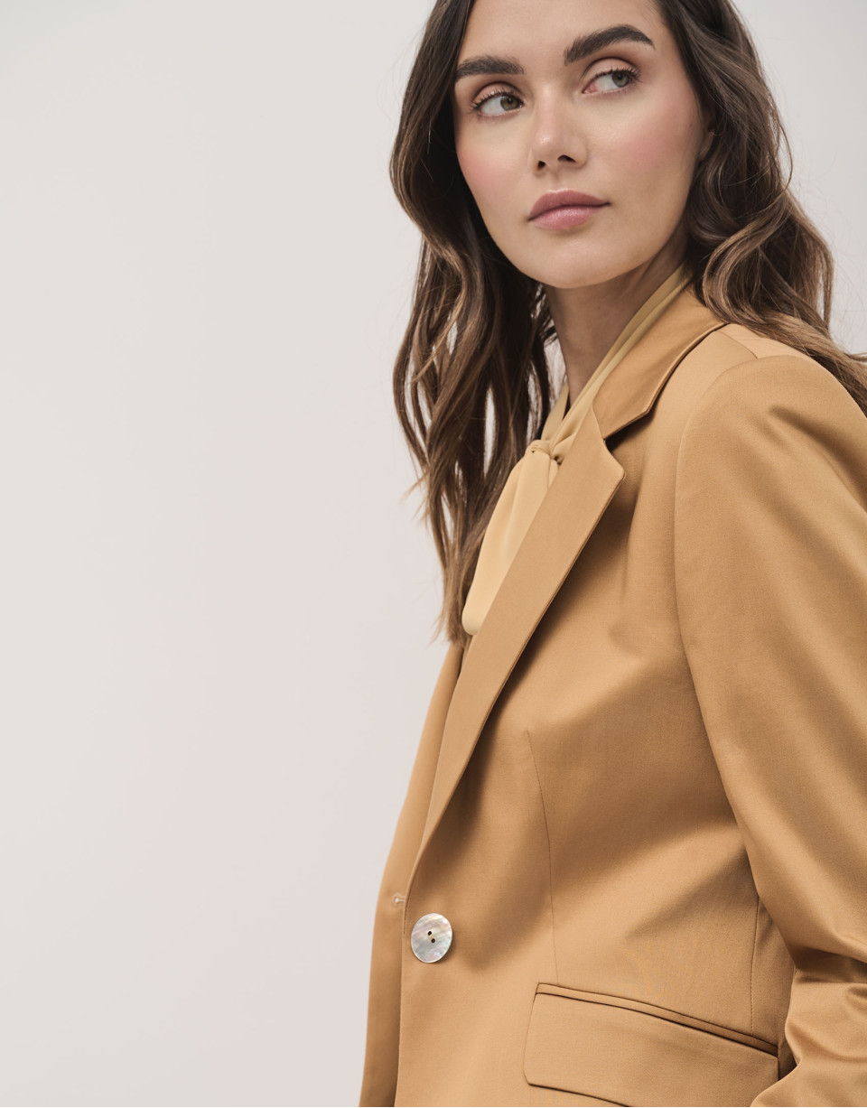Mustard satin cotton suit jacket with one button | Roberto Verino
