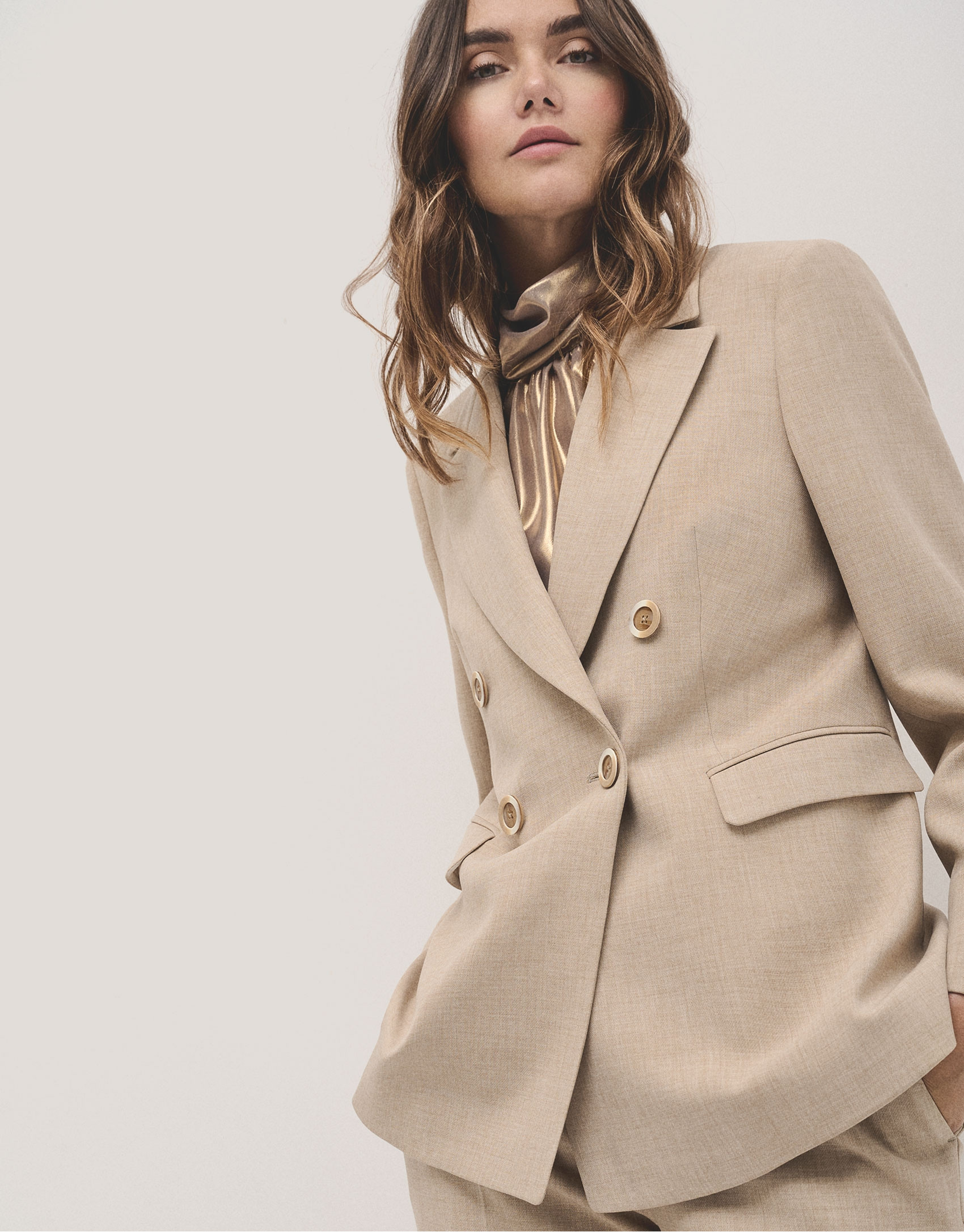 Blazer cruzada doble crepé beige - Mujer | Roberto Verino