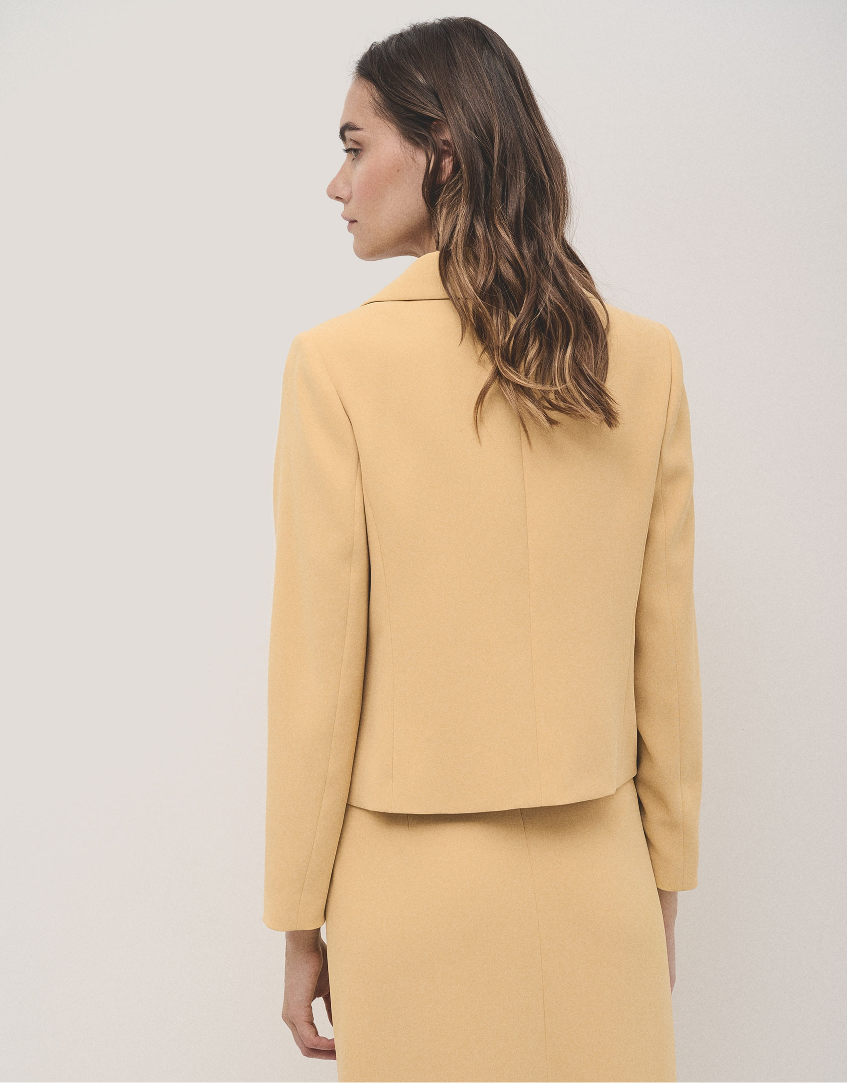 Short mustard crepe jacket - Woman - SS2024 | Roberto Verino
