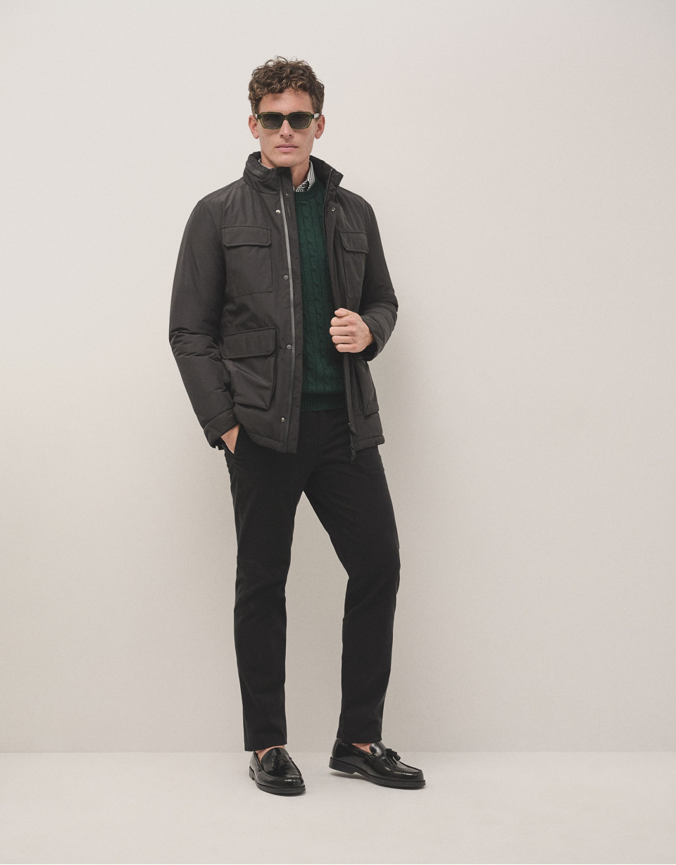 Parka técnica color negro cuatro bolsillos
