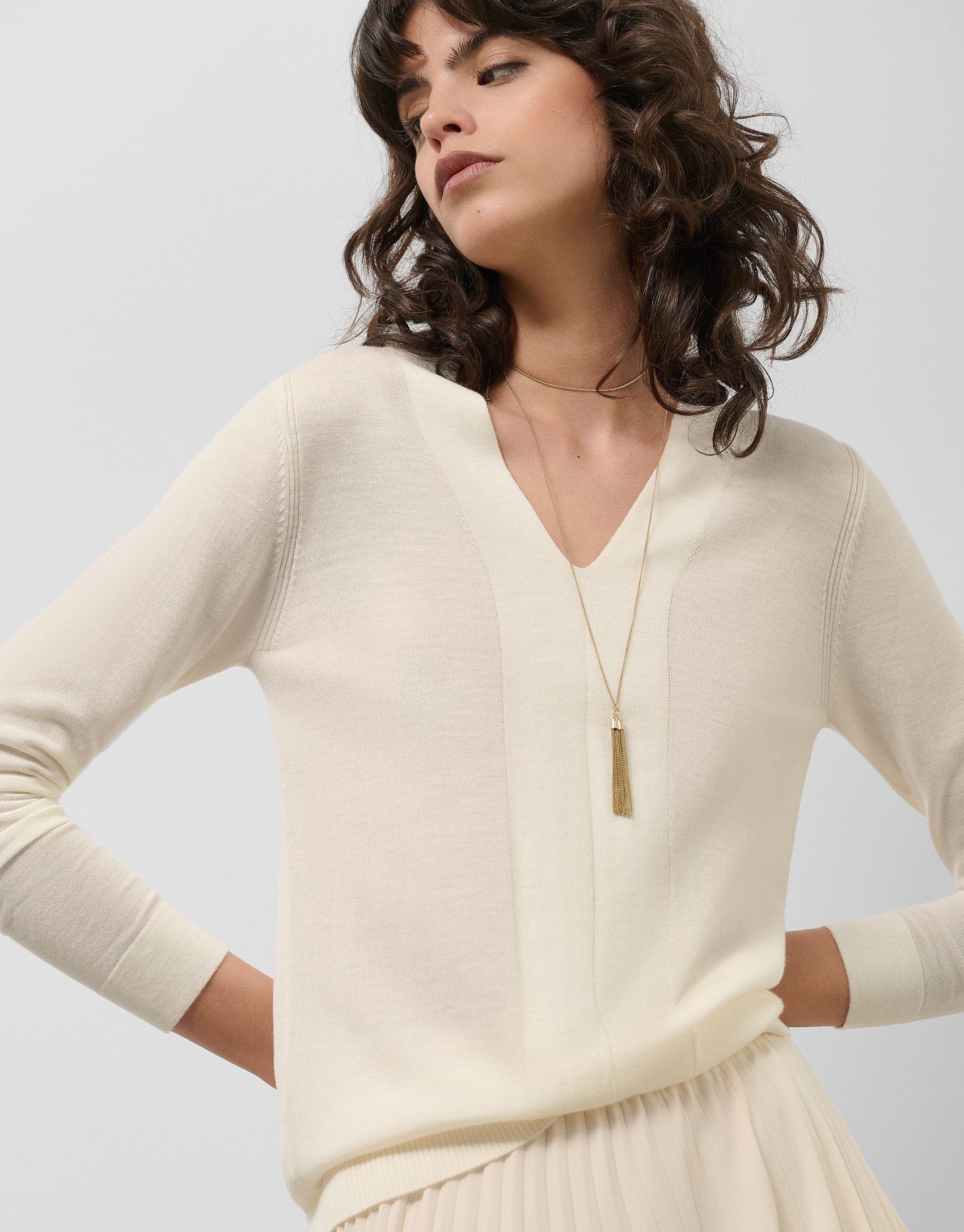 Beige light gauge knit sweater with V-neck | Roberto Verino