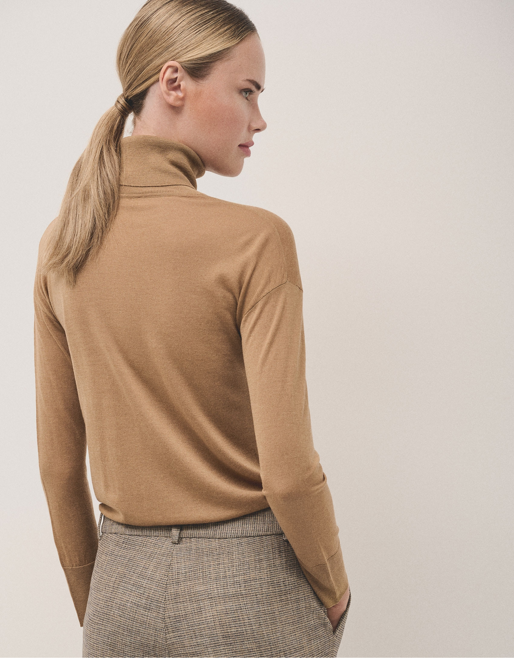 Camel fine wool knitted jumper with turtleneck | Roberto Verino