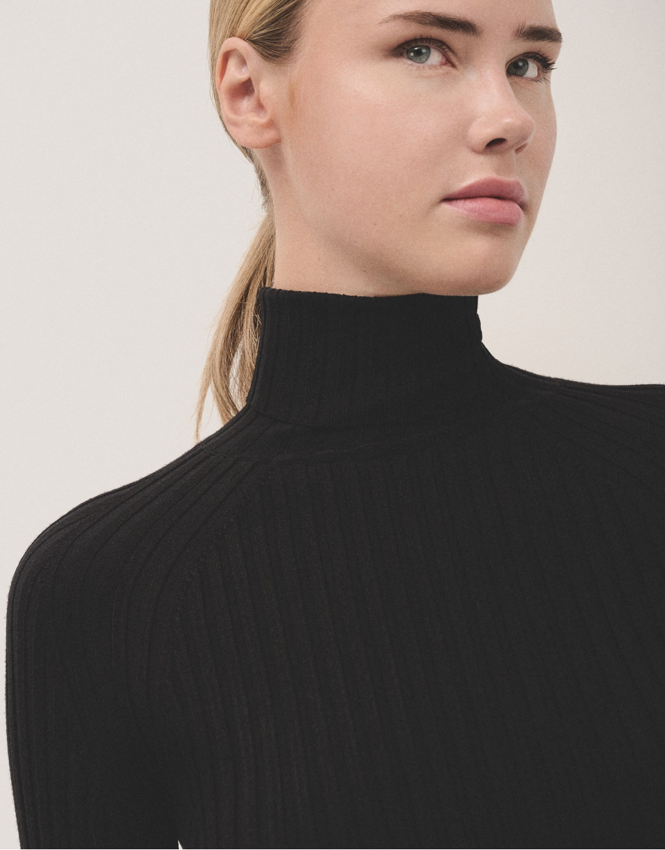 Black ribbed turtleneck jumper - Woman - AW2024 | Roberto Verino