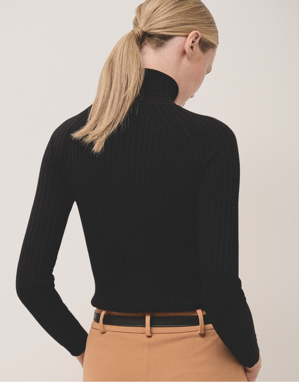 Black ribbed turtleneck jumper - Woman - AW2024 | Roberto Verino