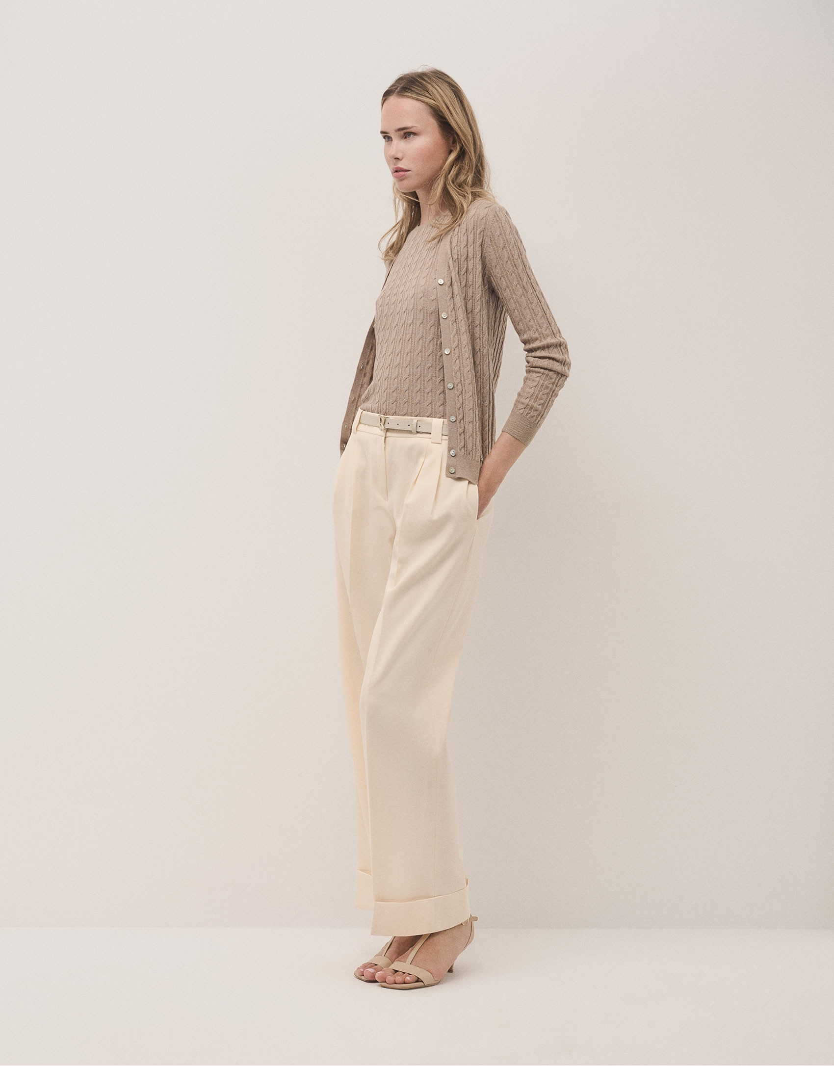 Chaqueta cuello pico punto de lana beige | Roberto Verino