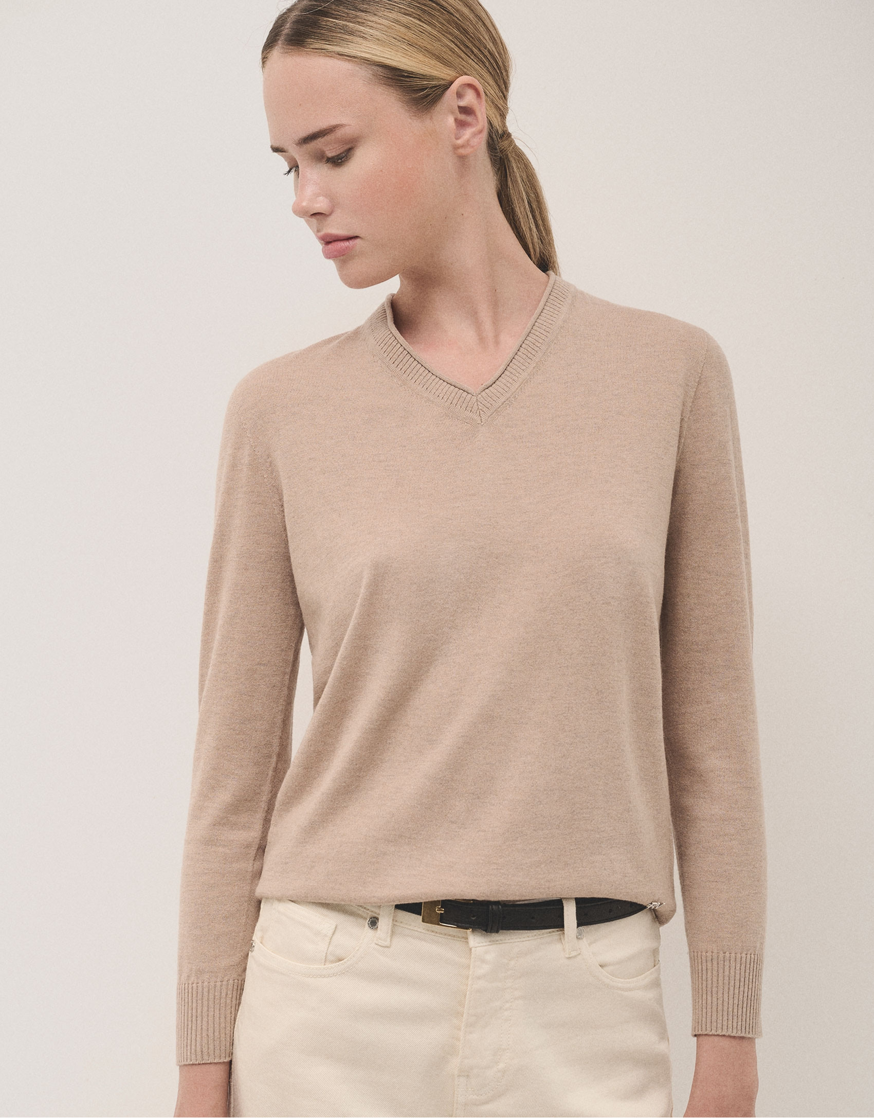 Camel V-neckline jumper in wool and silk | Roberto Verino