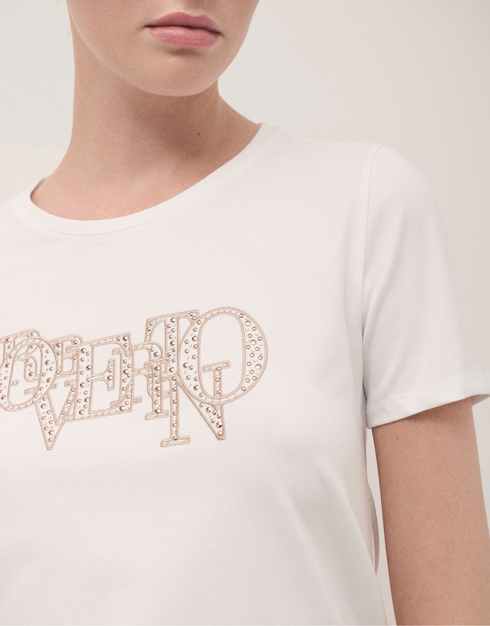 Camiseta algodón blanca con logo bordado con... | Roberto Verino
