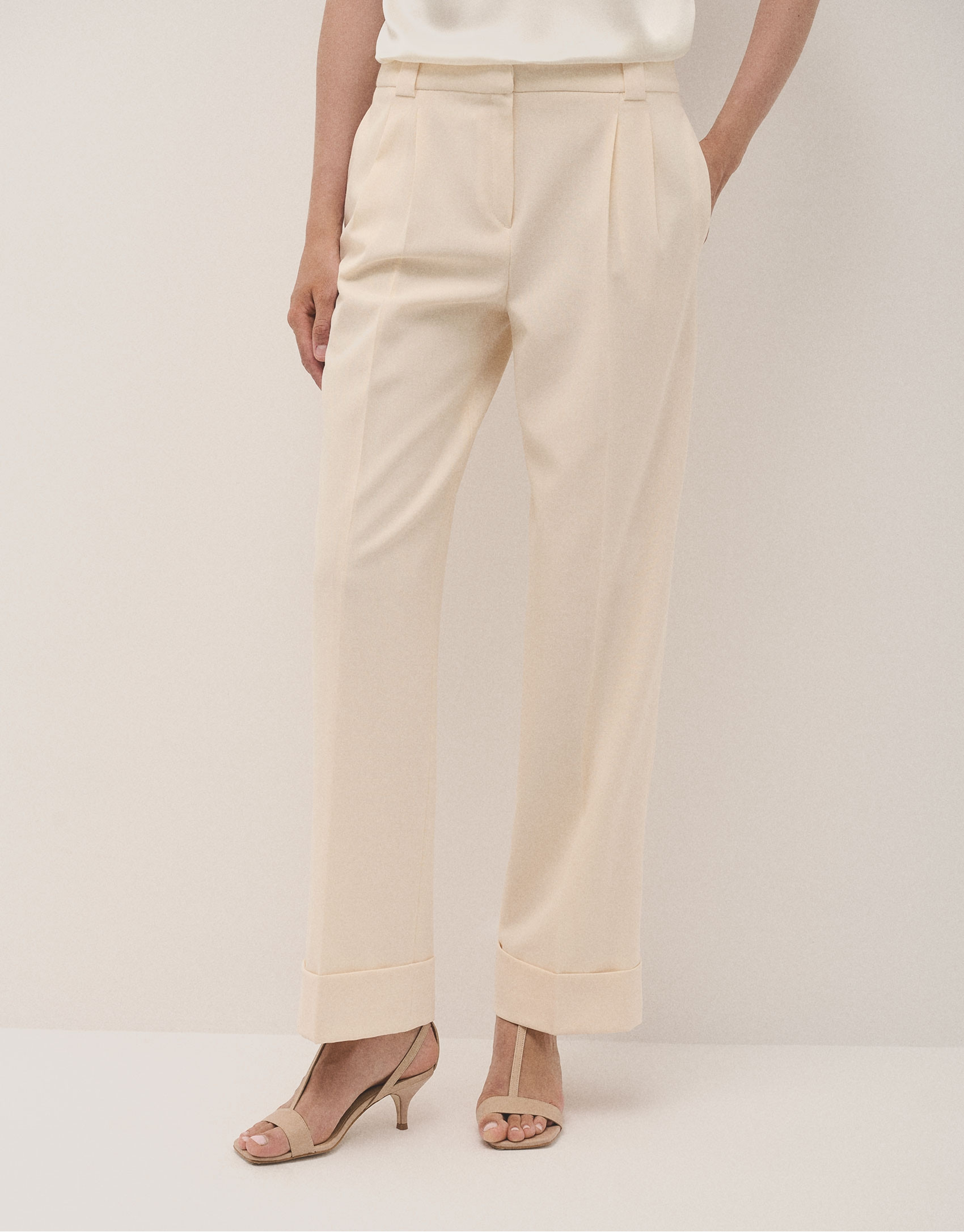 Ecru crepe tailored pants with rolled-up hem | Roberto Verino