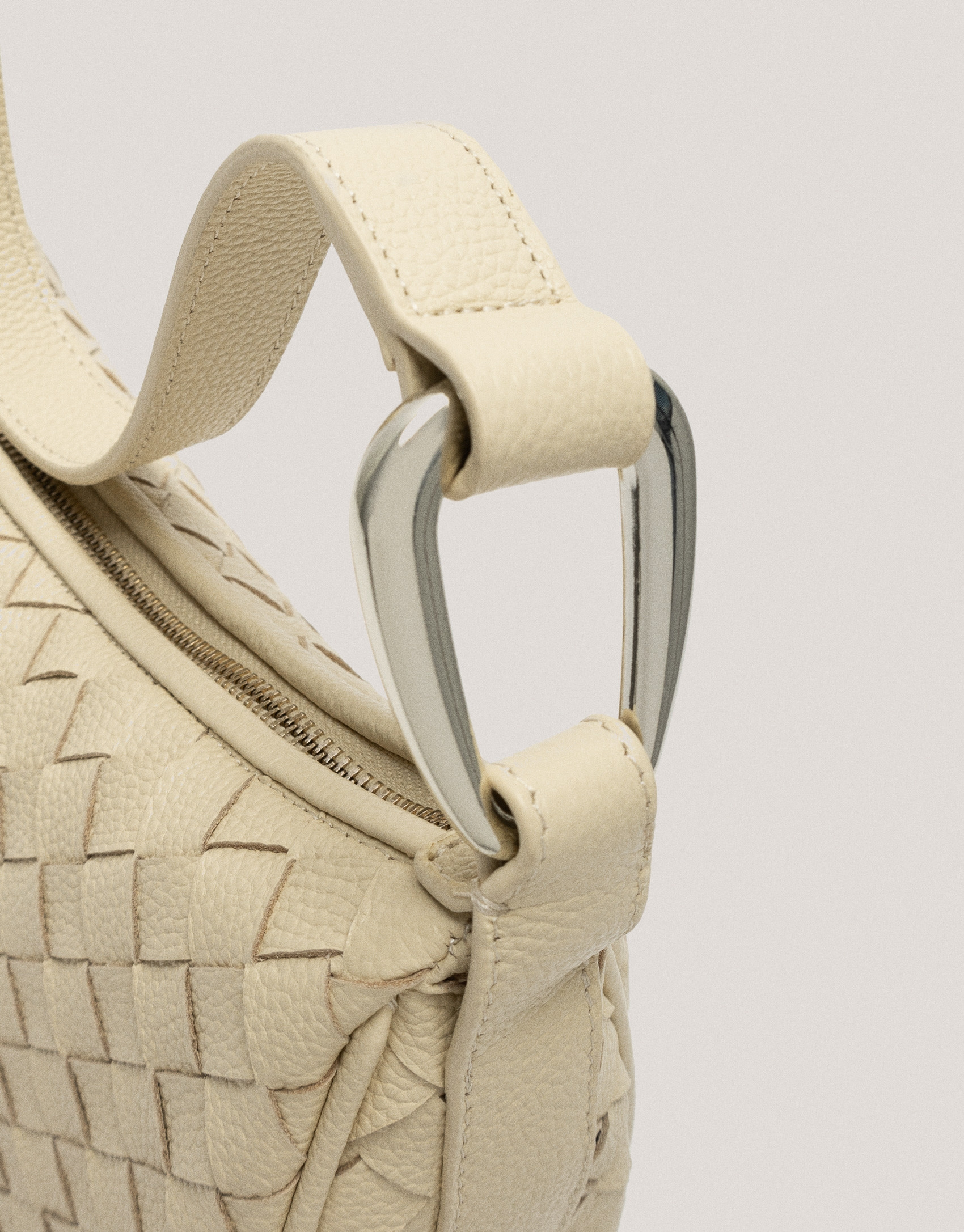 Bolso de hombro Erea Moon piel trenzada beige | Roberto Verino