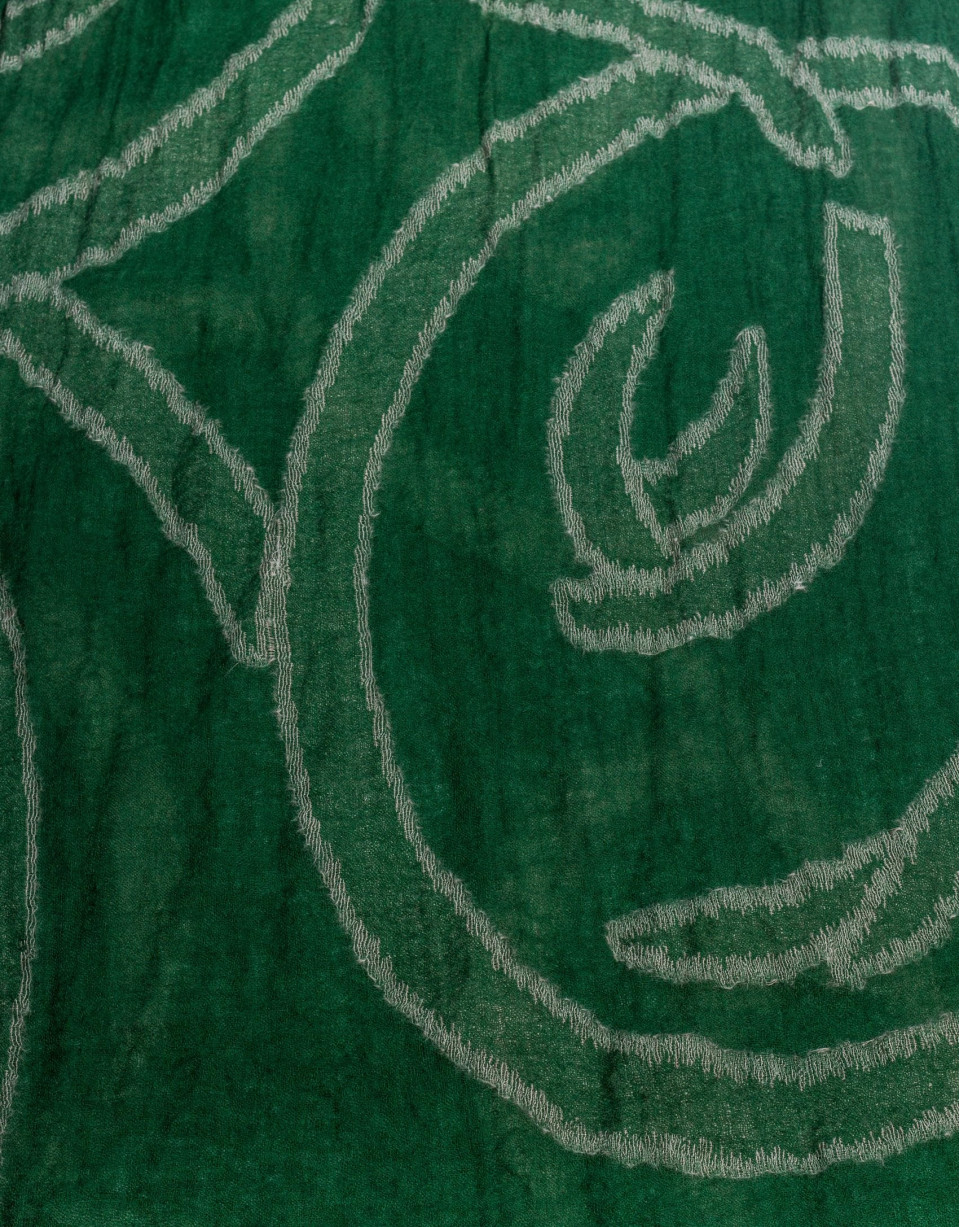 Foulard verde con dibujos geométricos.