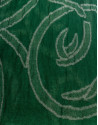 Foulard verde con dibujos geométricos.