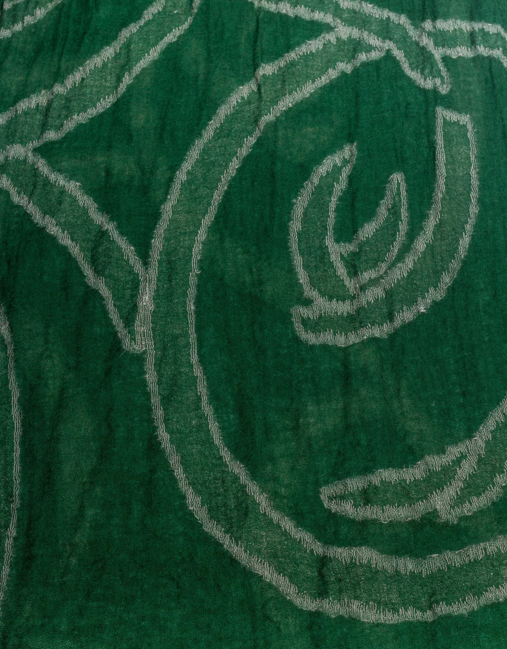 Foulard verde con dibujos geométricos.