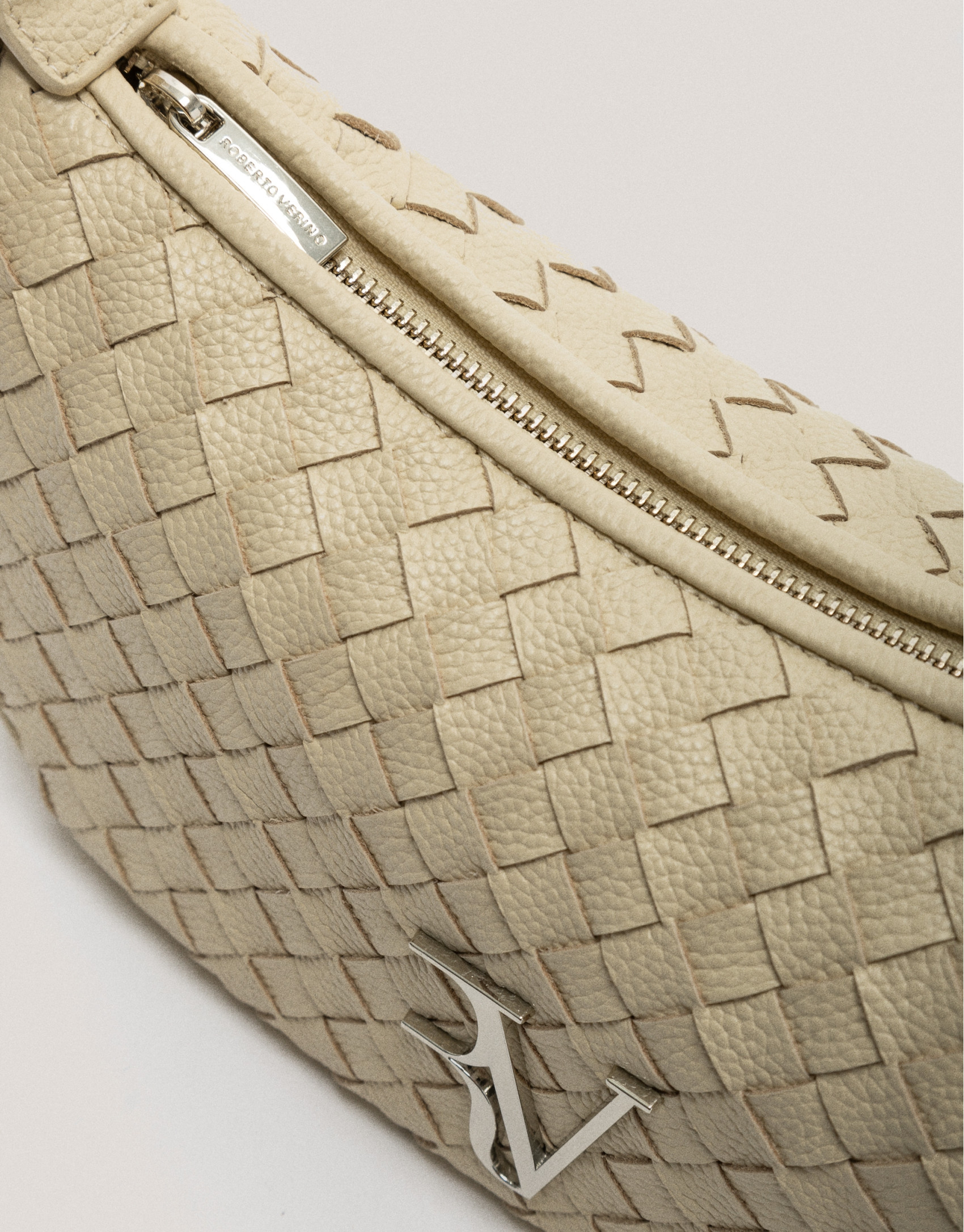 Beige braided leather Erea Moon shoulder bag | Roberto Verino