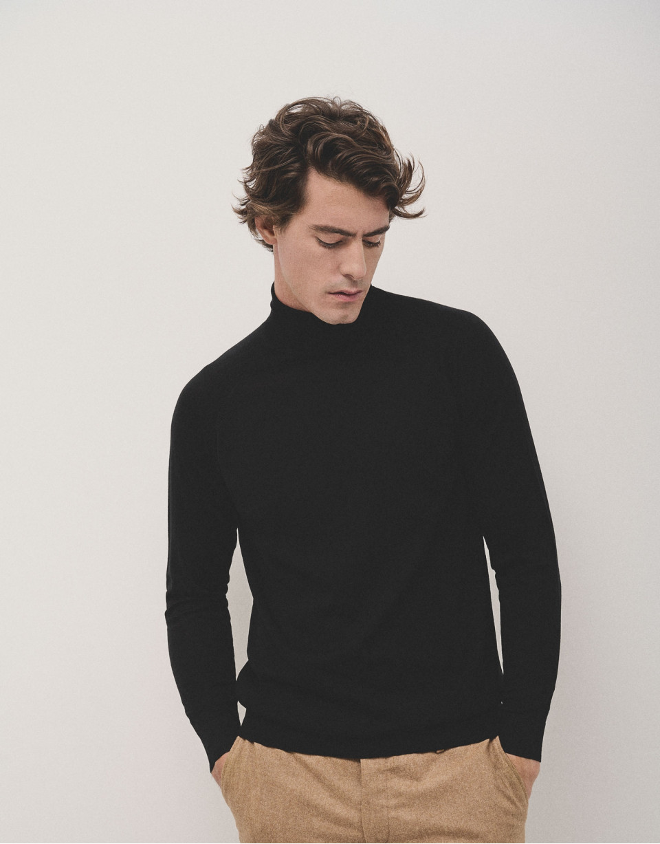 Black wool turtle neck sweater - Man - AW2024 | Roberto Verino
