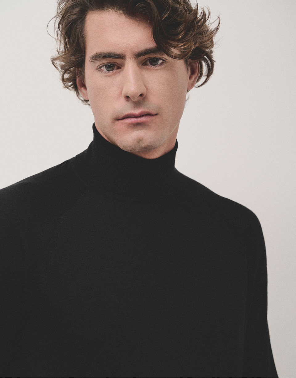 Black wool turtle neck sweater - Man - AW2024 | Roberto Verino
