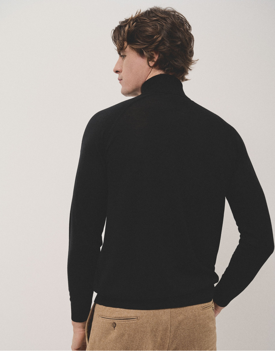 Black wool turtle neck sweater - Man - AW2024 | Roberto Verino