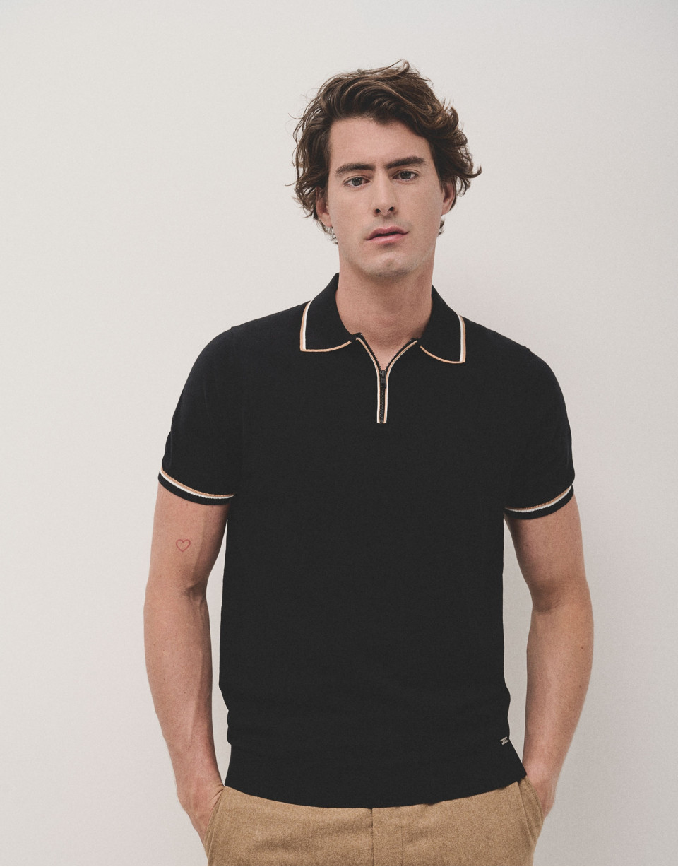 Polo tricotado negro con perfiles blancos | Roberto Verino
