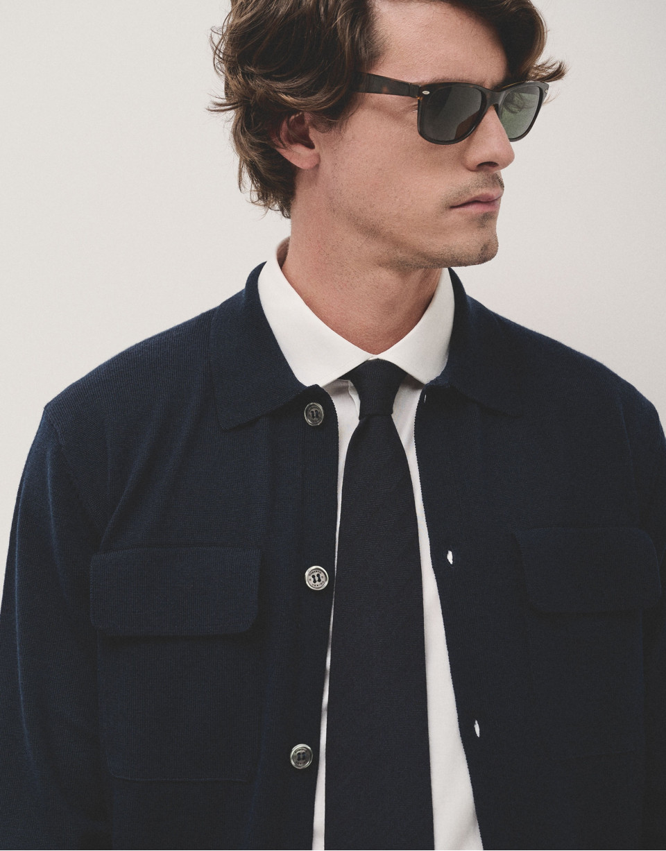 Chaqueta azul marino con bolsillos
